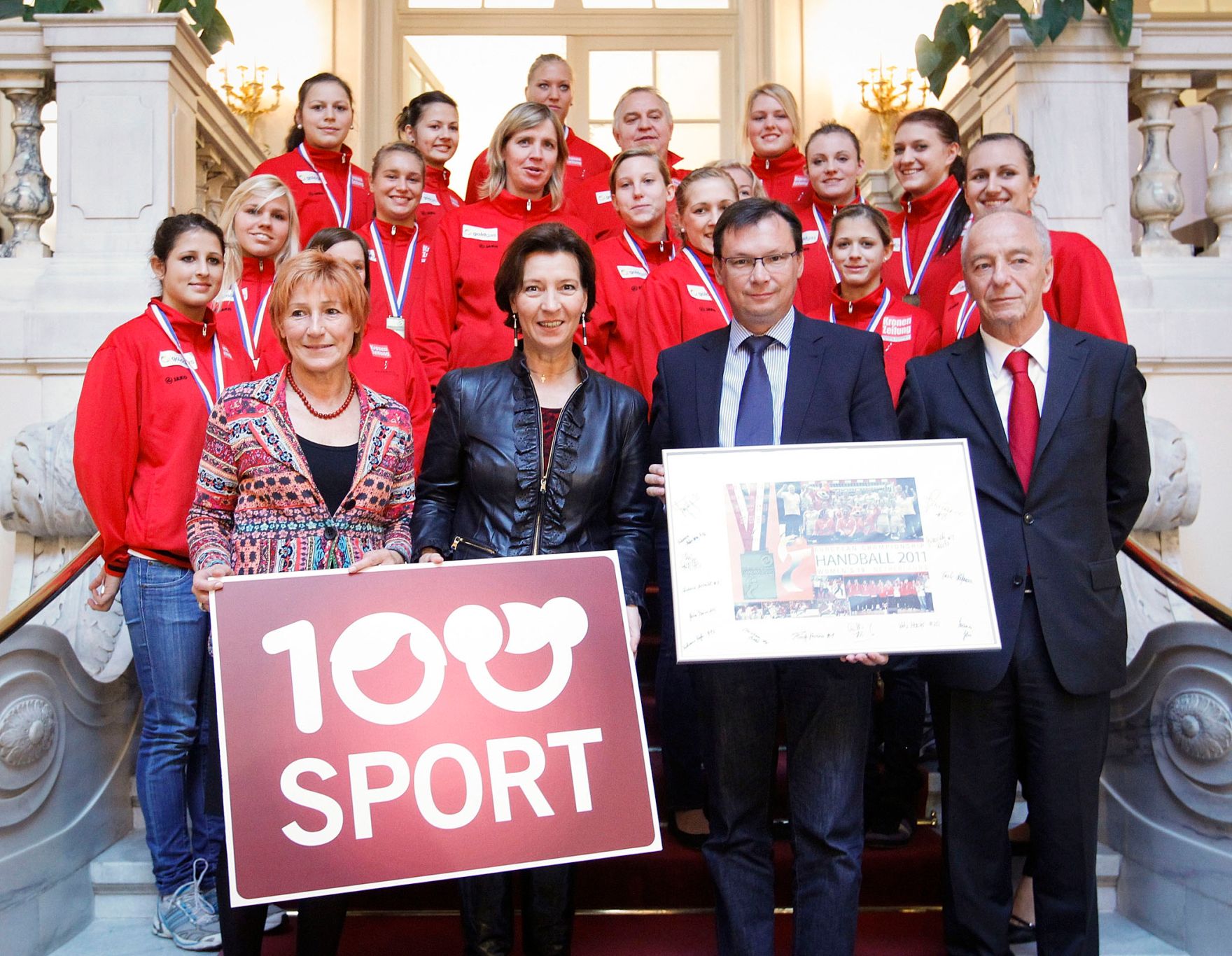 Am 18. Oktober 2011 Frauenministerin Gabriele Heinisch-Hosek und Bundesminister f&uuml;r Landesverteidigung und Sport Norbert Darabos bei der Pressekonferenz des Vereins &quot;100% Sport&quot;.