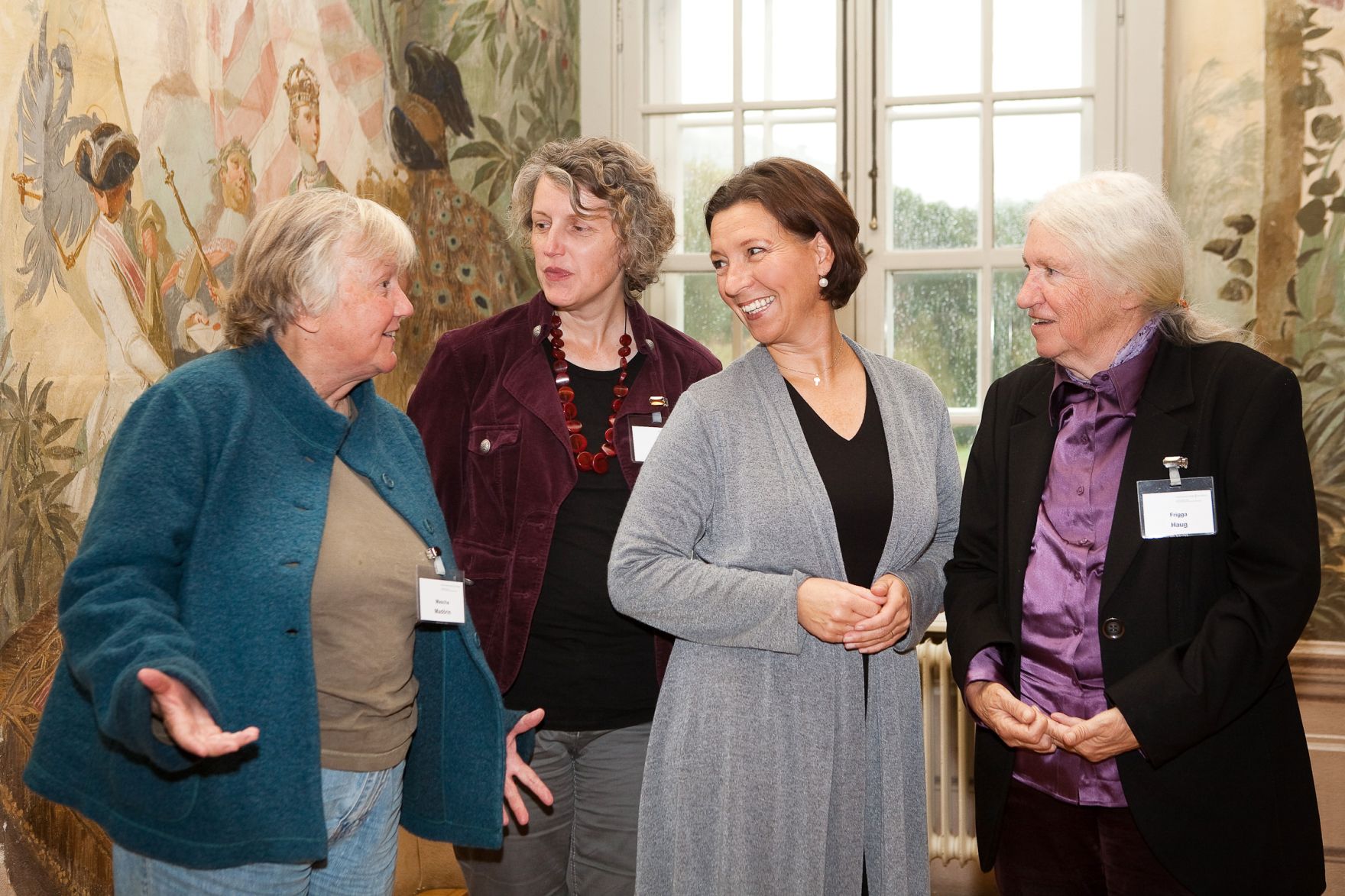 Am 7. Oktober 2011 er&ouml;ffnete Frauenministerin Gabriele Heinisch-Hosek (2.v.r.) die Frauenenquete ARBEIT.NEU.DENKEN im Schloss Laudon.