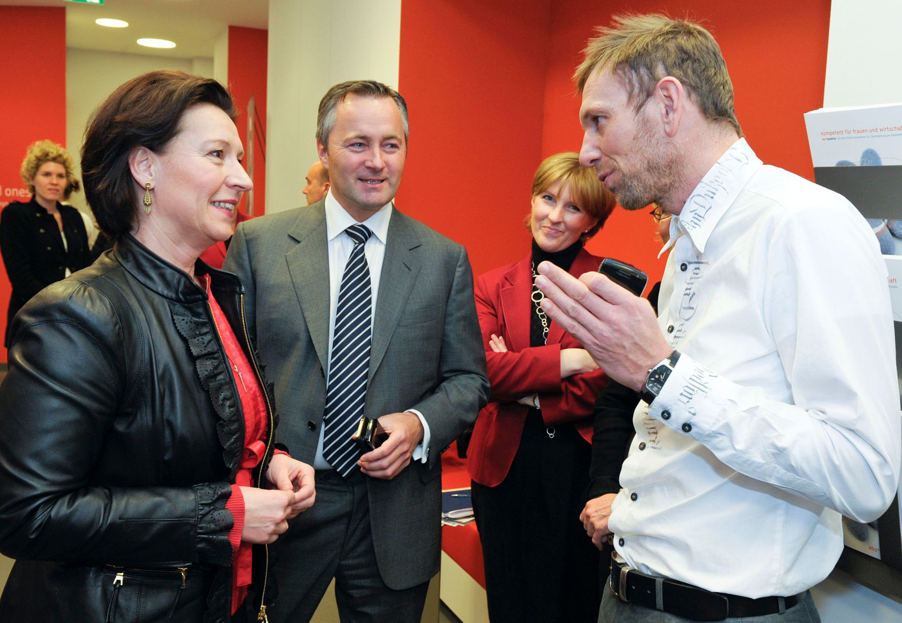 Am 2. M&auml;rz 2011 er&ouml;ffnete Frauenministerin Gabriele Heinisch-Hosek (l.) im Rahmen der V&auml;terkarenz-Informationsoffensive f&uuml;r die Wirtschaft das Diskurscaf&eacute; "Papa ist der Beste, aber wie Papa-fit ist Ihr Unternehmen? Sind Sie bereit f&uuml;r die neue Generation Eltern?".