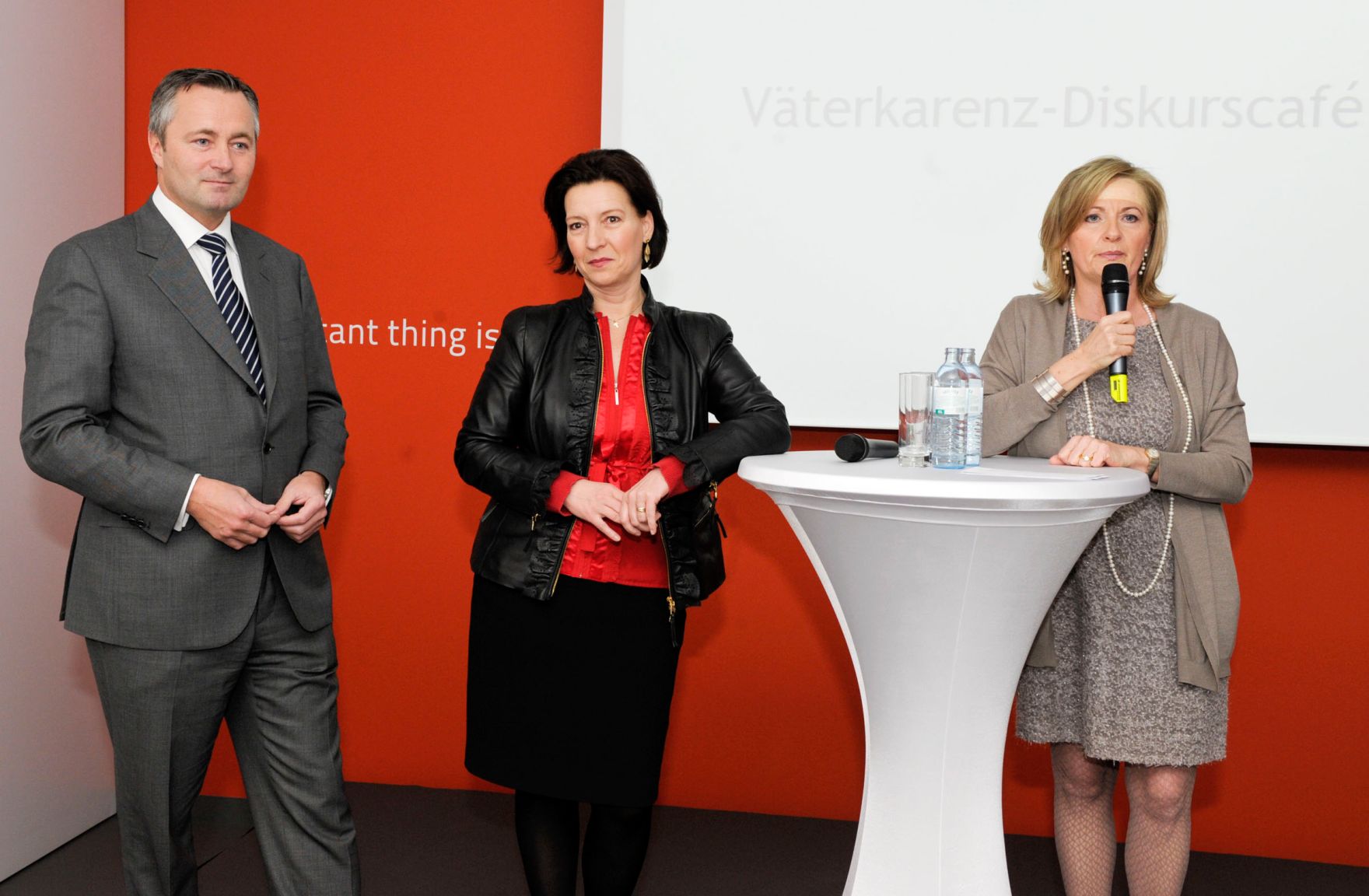 Am 2. M&auml;rz 2011 er&ouml;ffnete Frauenministerin Gabriele Heinisch-Hosek (m.) im Rahmen der V&auml;terkarenz-Informationsoffensive f&uuml;r die Wirtschaft das Diskurscaf&eacute; "Papa ist der Beste, aber wie Papa-fit ist Ihr Unternehmen? Sind Sie bereit f&uuml;r die neue Generation Eltern?".