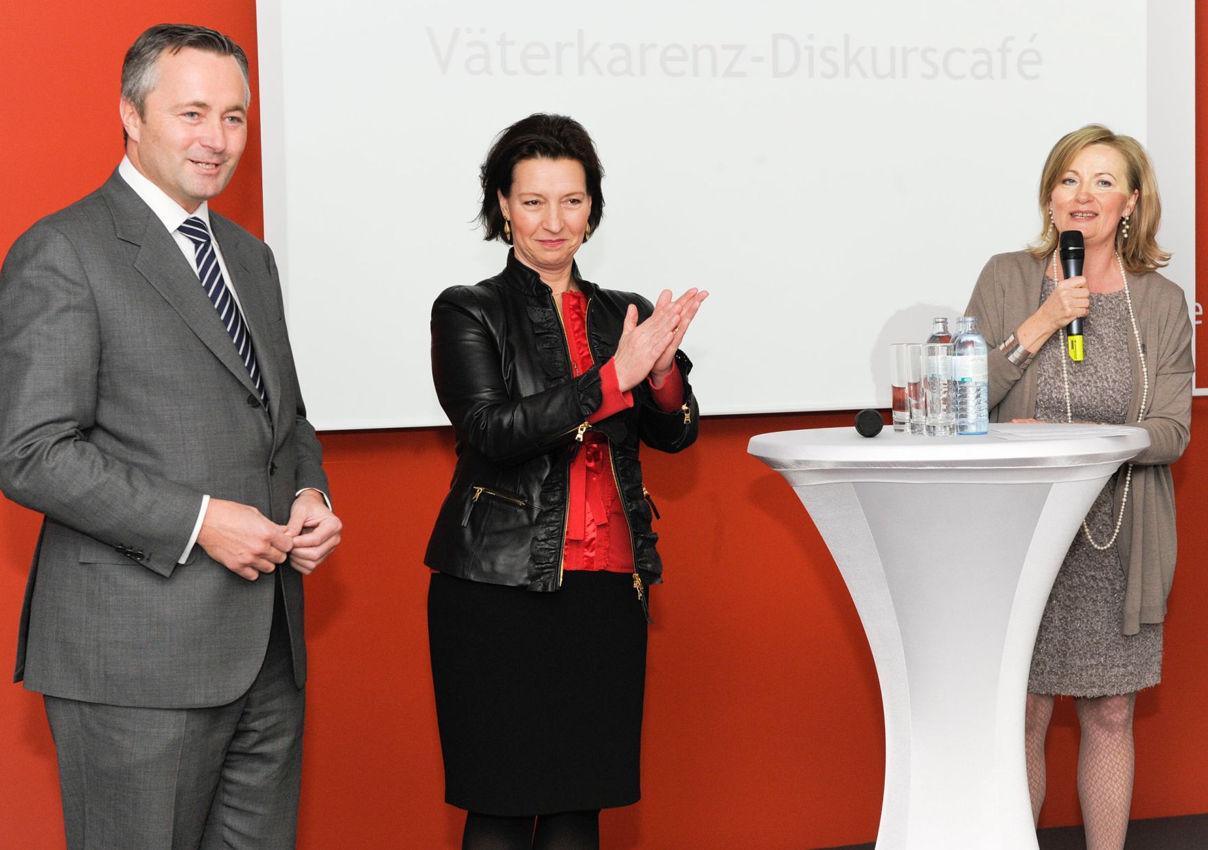 Am 2. M&auml;rz 2011 er&ouml;ffnete Frauenministerin Gabriele Heinisch-Hosek (m.) im Rahmen der V&auml;terkarenz-Informationsoffensive f&uuml;r die Wirtschaft das Diskurscaf&eacute; "Papa ist der Beste, aber wie Papa-fit ist Ihr Unternehmen? Sind Sie bereit f&uuml;r die neue Generation Eltern?".