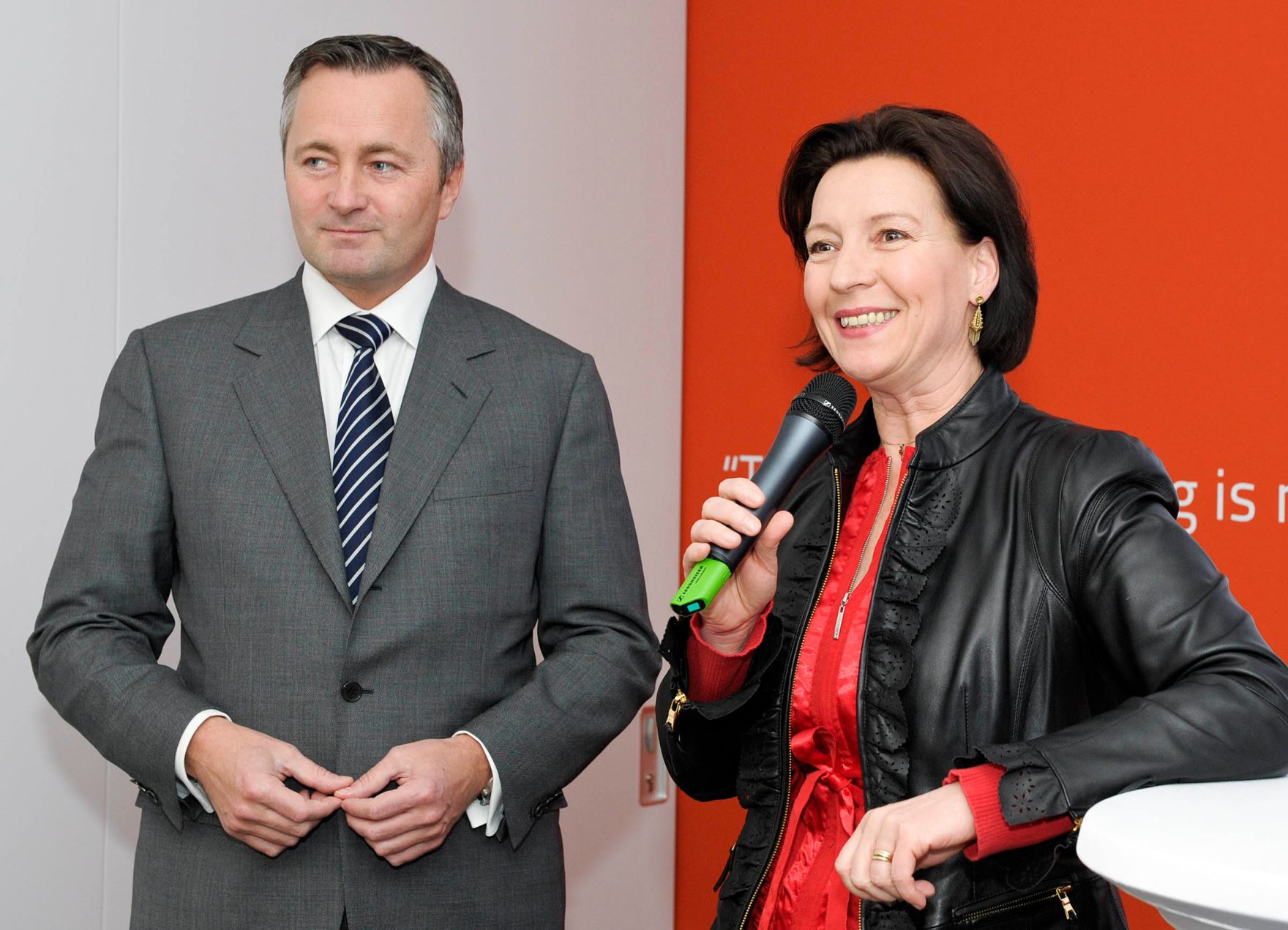 Am 2. M&auml;rz 2011 er&ouml;ffnete Frauenministerin Gabriele Heinisch-Hosek (r.) im Rahmen der V&auml;terkarenz-Informationsoffensive f&uuml;r die Wirtschaft das Diskurscaf&eacute; "Papa ist der Beste, aber wie Papa-fit ist Ihr Unternehmen? Sind Sie bereit f&uuml;r die neue Generation Eltern?".