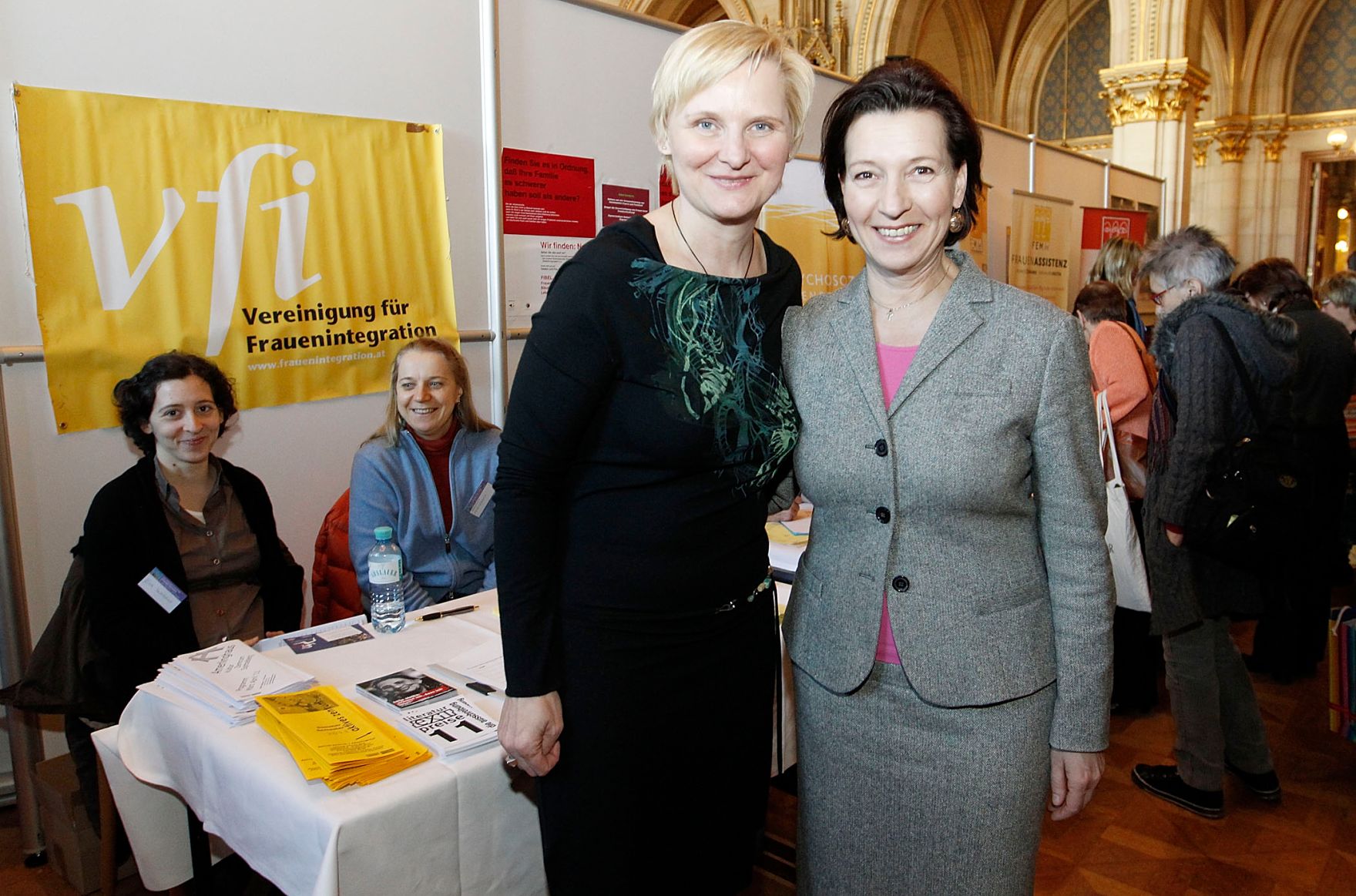 Am 8. M&auml;rz 2011 lud Frauenstadtr&auml;tin Sandra Frauenberger (l.) und die Frauenabteilung der Stadt Wien (MA 57) alle M&auml;dchen und Frauen ins Wiener Rathaus. Anl&auml;sslich des Internationalen Frauentages besuchte auch Frauenministerin Gabriele Heinisch-Hosek (r.) das "Offene Rathaus".