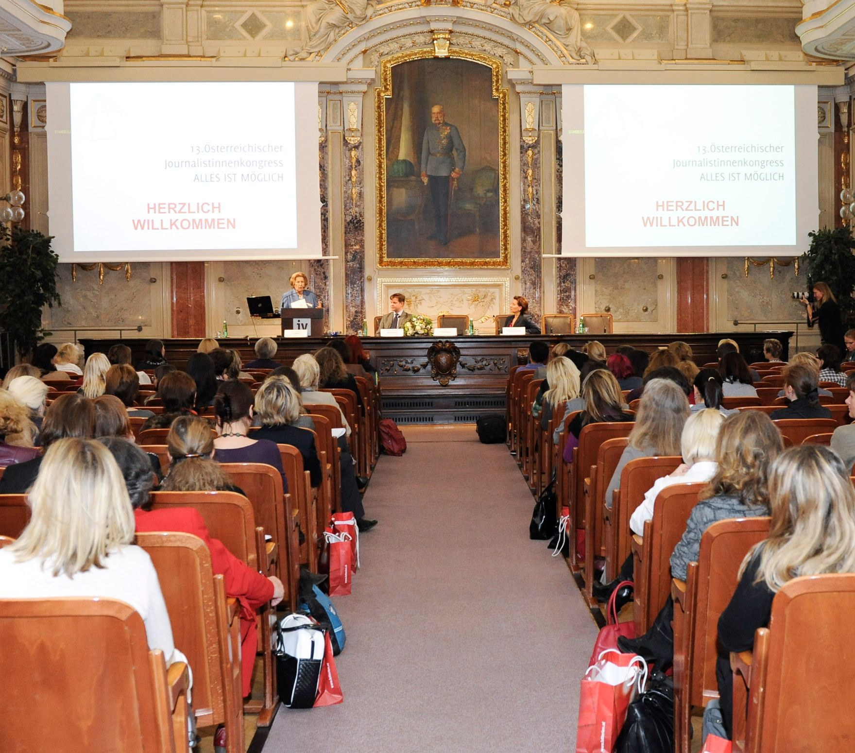 Am 9. November 2011 er&ouml;ffnete Frauenministerin Gabriele Heinisch-Hosek den Journalistinnenkongress 2011 &quot;Alles ist m&ouml;glich&quot; im Haus der Industrie.