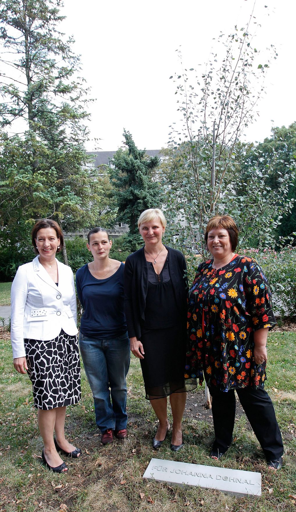 Am 19. Juli 2011 hielt die Frauenministerin die Er&ouml;ffnungsrede bei dem Kunstprojekt "F&uuml;r Johanna" im Haydnpark in Wien. Im Bild (v.l.n.r.) Frauenministerin Gabriele Heinisch-Hosek mit der bildenden K&uuml;nstlerin Isabella Kresse, Stadtr&auml;tin Sandra Frauenberger und Bezirksvorsteherin Gabriele Votava.