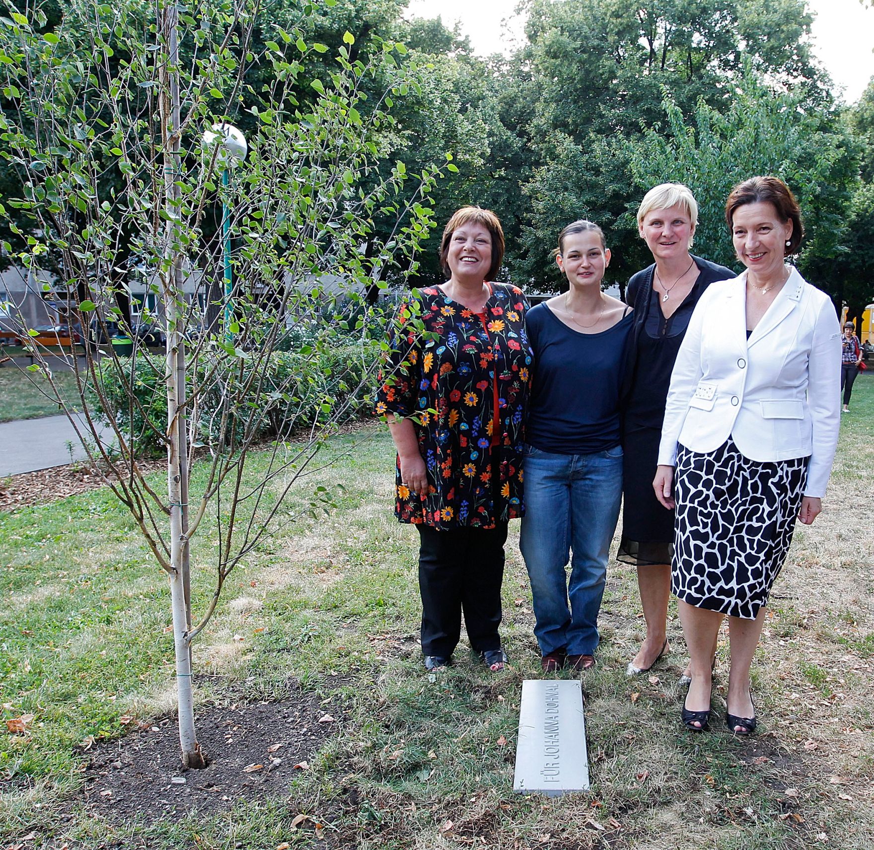 Am 19. Juli 2011 hielt die Frauenministerin die Er&ouml;ffnungsrede bei dem Kunstprojekt "F&uuml;r Johanna" im Haydnpark in Wien. Im Bild (v.r.n.l.) Frauenministerin Gabriele Heinisch-Hosek mit Stadtr&auml;tin Sandra Frauenberger, der bildenden K&uuml;nstlerin Isabella Kresse und Bezirksvorsteherin Gabriele Votava.