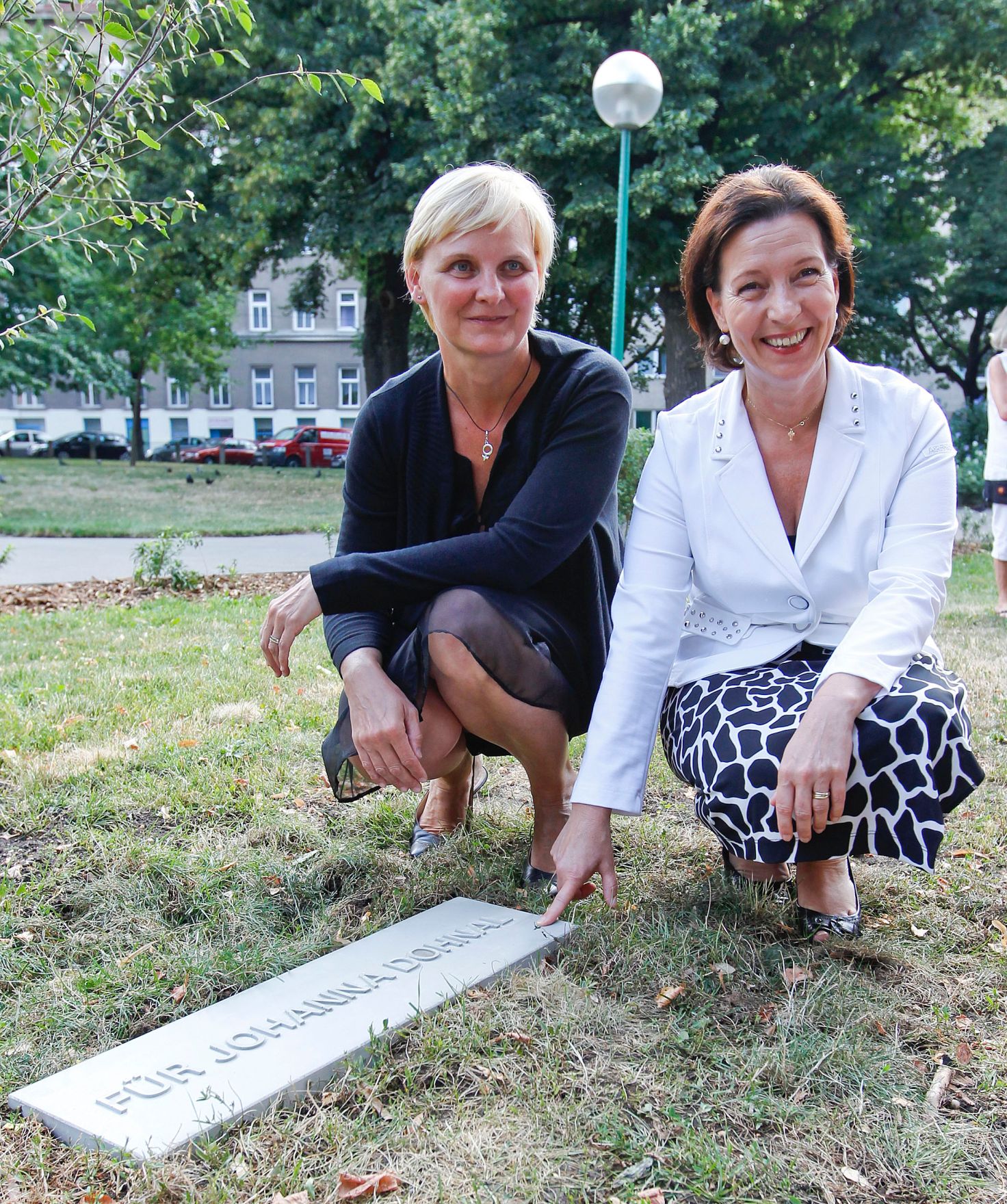 Am 19. Juli 2011 hielt die Frauenministerin die Er&ouml;ffnungsrede bei dem Kunstprojekt "F&uuml;r Johanna" im Haydnpark in Wien. Im Bild Frauenministerin Gabriele Heinisch-Hosek (r.) mit Stadtr&auml;tin Sandra Frauenberger (l.).