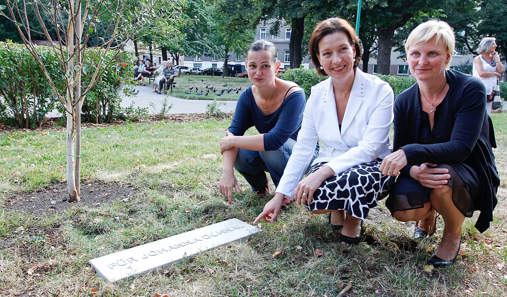 Am 19. Juli 2011 hielt die Frauenministerin die Er&ouml;ffnungsrede bei dem Kunstprojekt "F&uuml;r Johanna" im Haydnpark in Wien. Im Bild Frauenministerin Gabriele Heinisch-Hosek (m.) mit der bildenden K&uuml;nstlerin Isabella Kresse (l.) und Stadtr&auml;tin Sandra Frauenberger (r.).