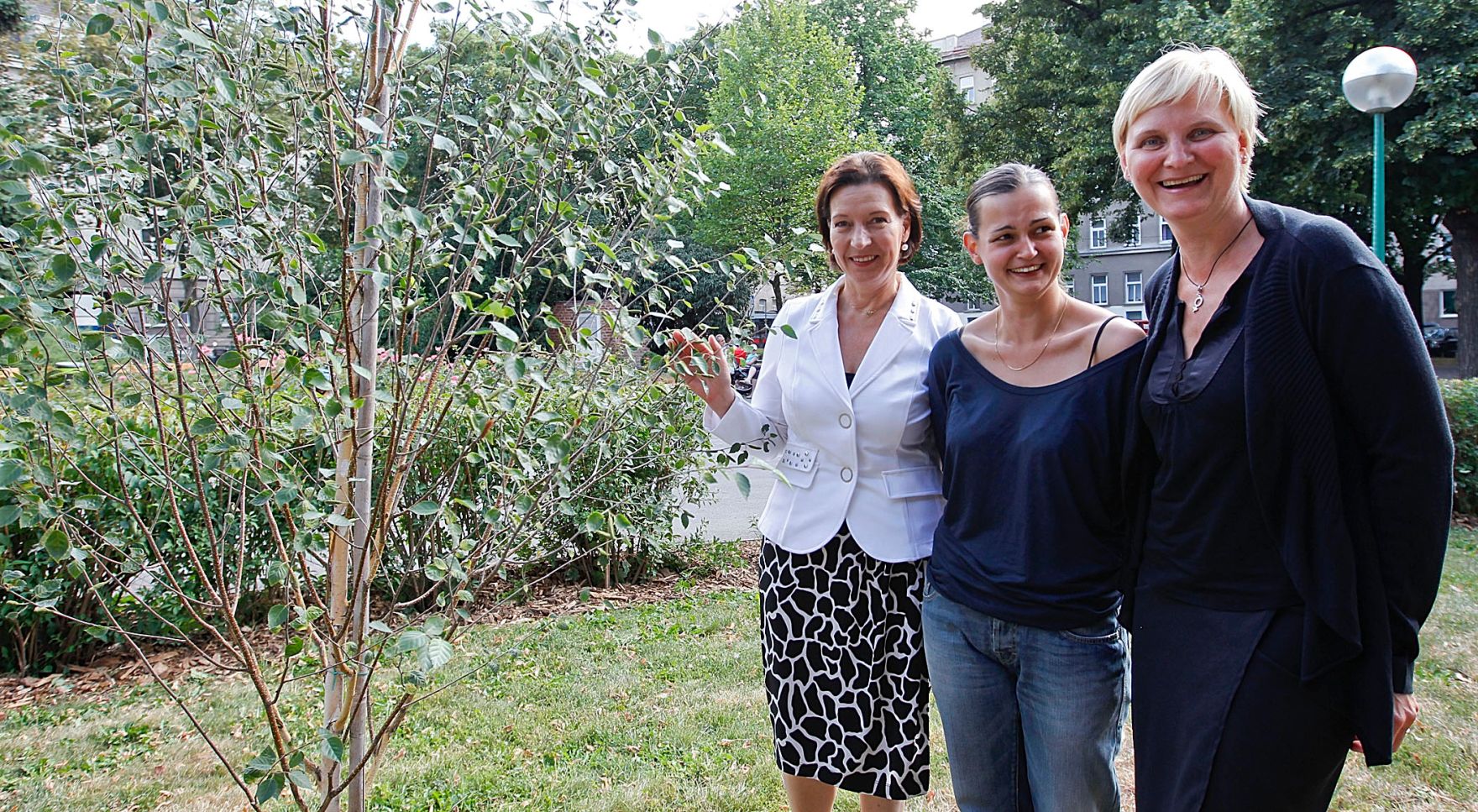 Am 19. Juli 2011 hielt die Frauenministerin die Er&ouml;ffnungsrede bei dem Kunstprojekt "F&uuml;r Johanna" im Haydnpark in Wien. Im Bild (v.l.n.r.) Frauenministerin Gabriele Heinisch-Hosek mit der bildenden K&uuml;nstlerin Isabella Kresse und Stadtr&auml;tin Sandra Frauenberger.