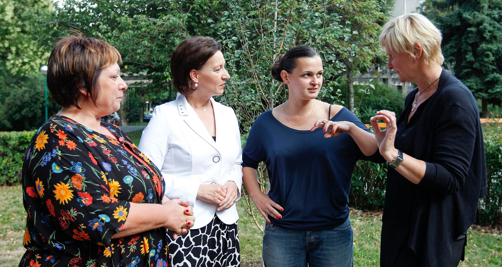 Am 19. Juli 2011 hielt die Frauenministerin die Er&ouml;ffnungsrede bei dem Kunstprojekt "F&uuml;r Johanna" im Haydnpark in Wien. Im Bild (v.l.n.r.) Bezirksvorsteherin Gabriele Votava, Frauenministerin Gabriele Heinisch-Hosek, die bildende K&uuml;nstlerin Isabella Kresse und Stadtr&auml;tin Sandra Frauenberger.