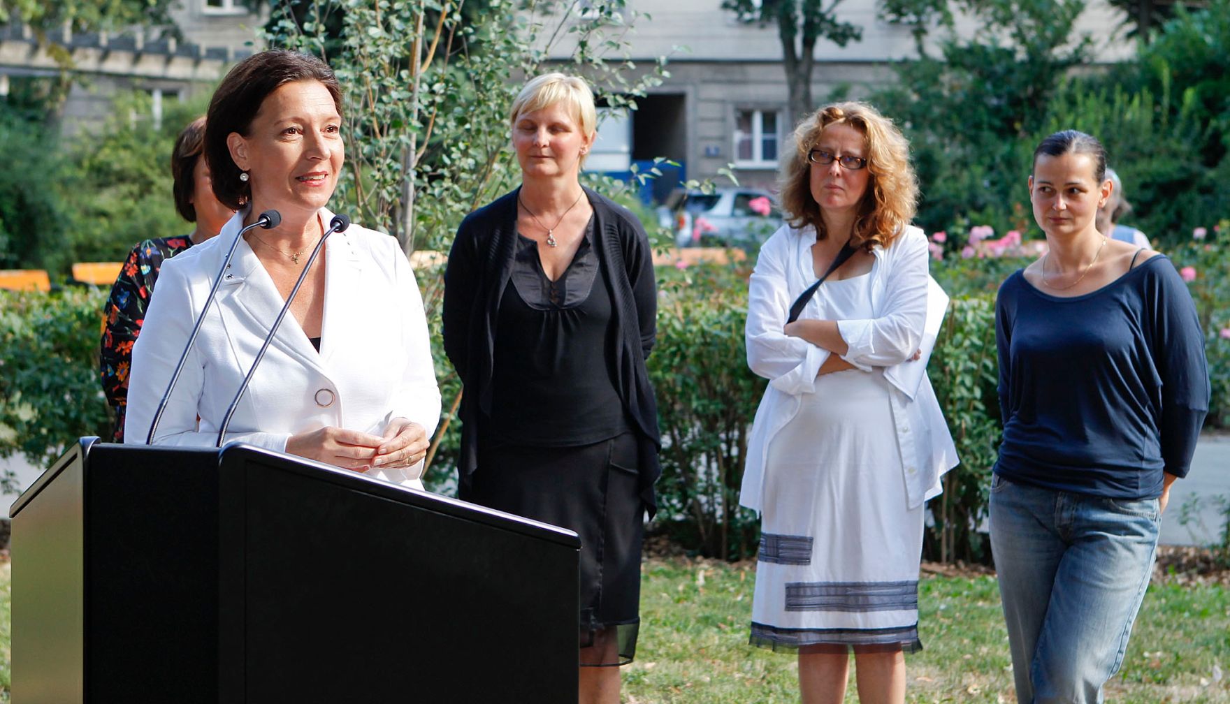 Am 19. Juli 2011 hielt Frauenministerin Gabriele Heinisch-Hosek (l.) die Er&ouml;ffnungsrede bei dem Kunstprojekt "F&uuml;r Johanna" im Haydnpark in Wien. Im Bild mit (v.r.n.l.) der bildenden K&uuml;nstlerin Isabella Kresse, Kuratorin Hedwig Saxenhuber und Stadtr&auml;tin Sandra Frauenberger.