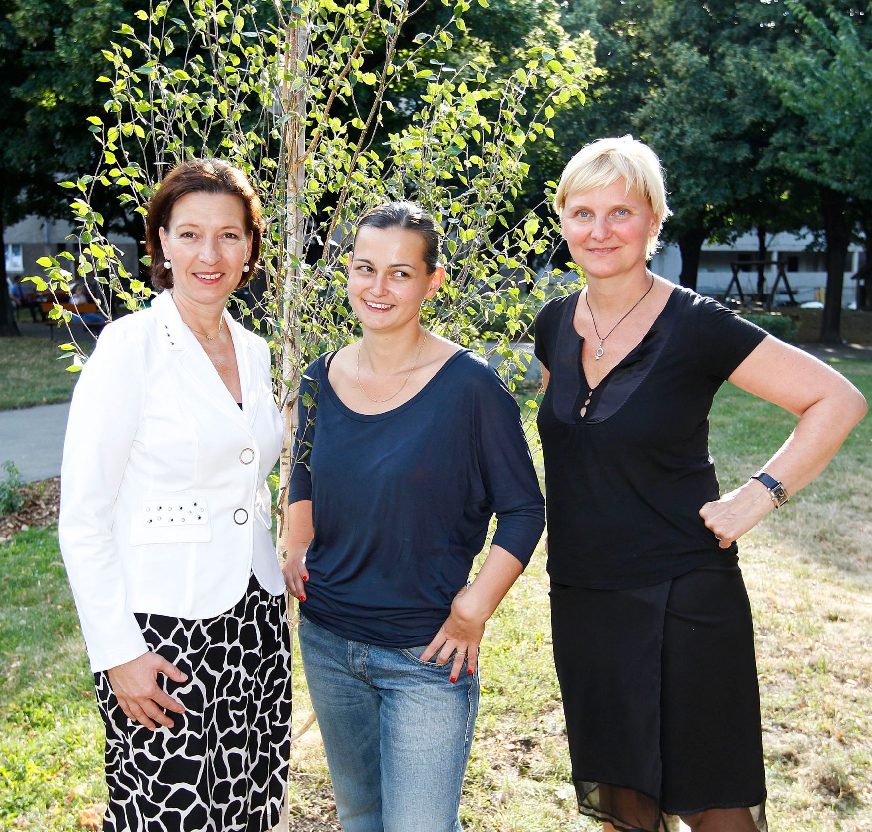 Am 19. Juli 2011 hielt die Frauenministerin die Er&ouml;ffnungsrede bei dem Kunstprojekt "F&uuml;r Johanna" im Haydnpark in Wien. Im Bild (v.l.n.r.) Frauenministerin Gabriele Heinisch-Hosek mit der bildenden K&uuml;nstlerin Isabella Kresse und Stadtr&auml;tin Sandra Frauenberger.