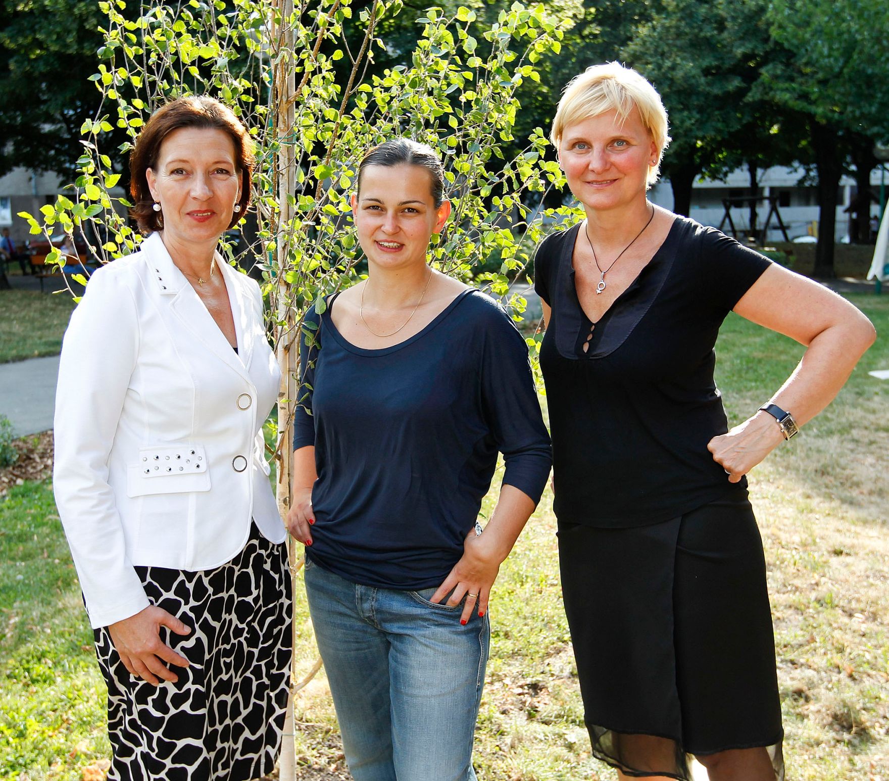 Am 19. Juli 2011 hielt die Frauenministerin die Er&ouml;ffnungsrede bei dem Kunstprojekt "F&uuml;r Johanna" im Haydnpark in Wien. Im Bild (v.l.n.r.) Frauenministerin Gabriele Heinisch-Hosek mit der bildenden K&uuml;nstlerin Isabella Kresse und Stadtr&auml;tin Sandra Frauenberger.