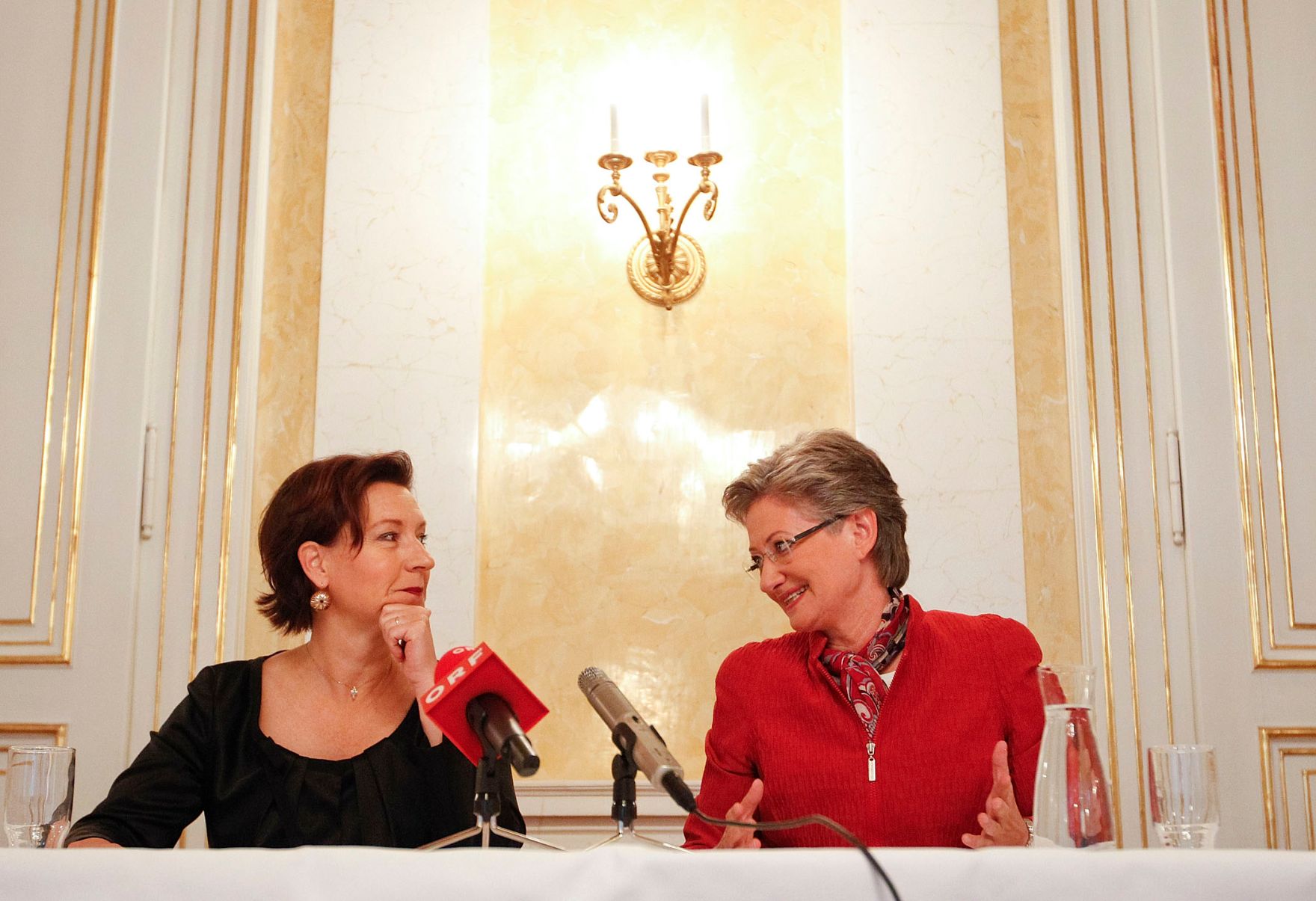 Am 12. Oktober 2011 Vorstellung des Begutachtungsentwurfes f&uuml;r ein neues Dienst- und Besoldungsrecht f&uuml;r Lehrende an P&auml;dagogischen Hochschulen. Bundesministerin f&uuml;r den &Ouml;ffentlichen Dienst Gabriele Heinisch-Hosek (l.) und Bundesministerin f&uuml;r Unterricht, Kunst und Kultur Claudia Schmied.