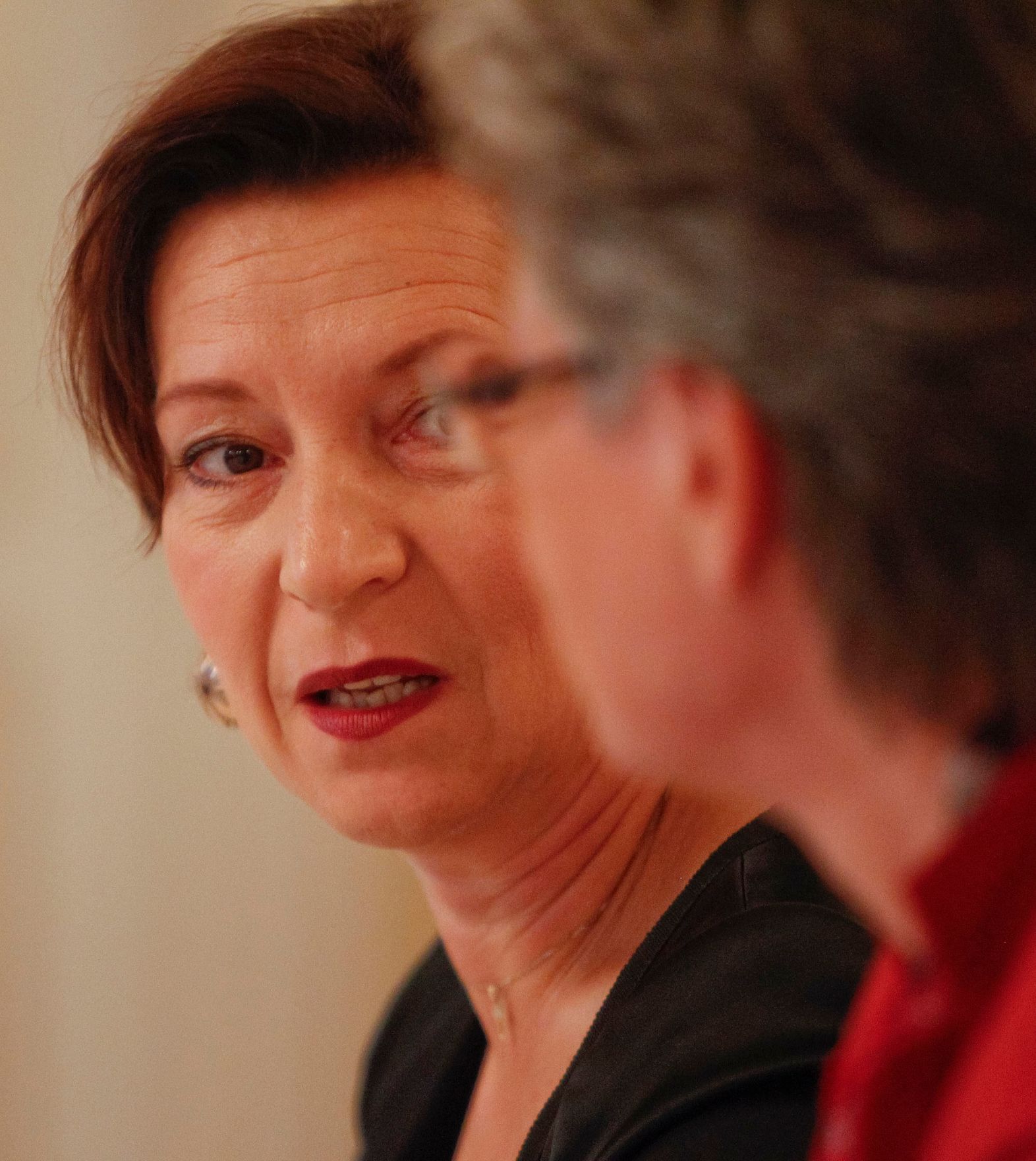 Am 12. Oktober 2011 Vorstellung des Begutachtungsentwurfes f&uuml;r ein neues Dienst- und Besoldungsrecht f&uuml;r Lehrende an P&auml;dagogischen Hochschulen. Bundesministerin f&uuml;r den &Ouml;ffentlichen Dienst Gabriele Heinisch-Hosek (l.) und Bundesministerin f&uuml;r Unterricht, Kunst und Kultur Claudia Schmied.