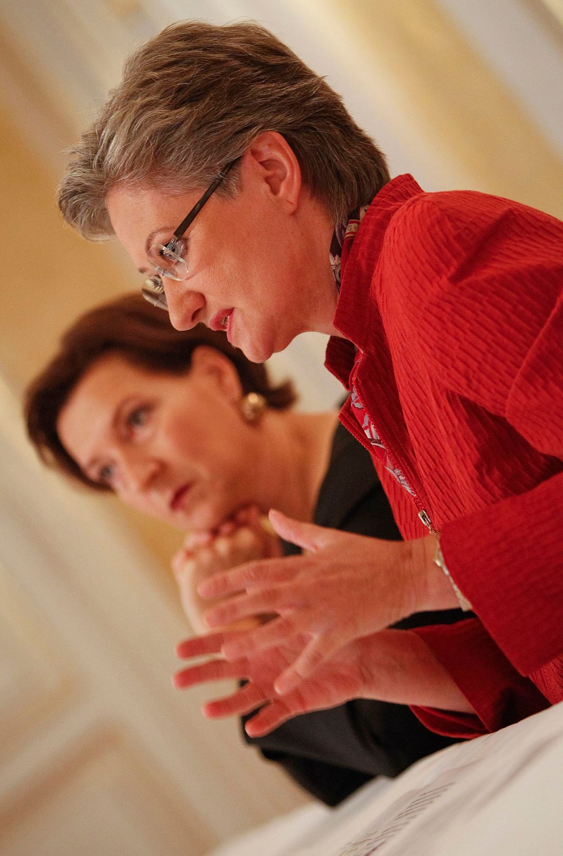 Am 12. Oktober 2011 Vorstellung des Begutachtungsentwurfes f&uuml;r ein neues Dienst- und Besoldungsrecht f&uuml;r Lehrende an P&auml;dagogischen Hochschulen. Bundesministerin f&uuml;r den &Ouml;ffentlichen Dienst Gabriele Heinisch-Hosek (l.) und Bundesministerin f&uuml;r Unterricht, Kunst und Kultur Claudia Schmied.