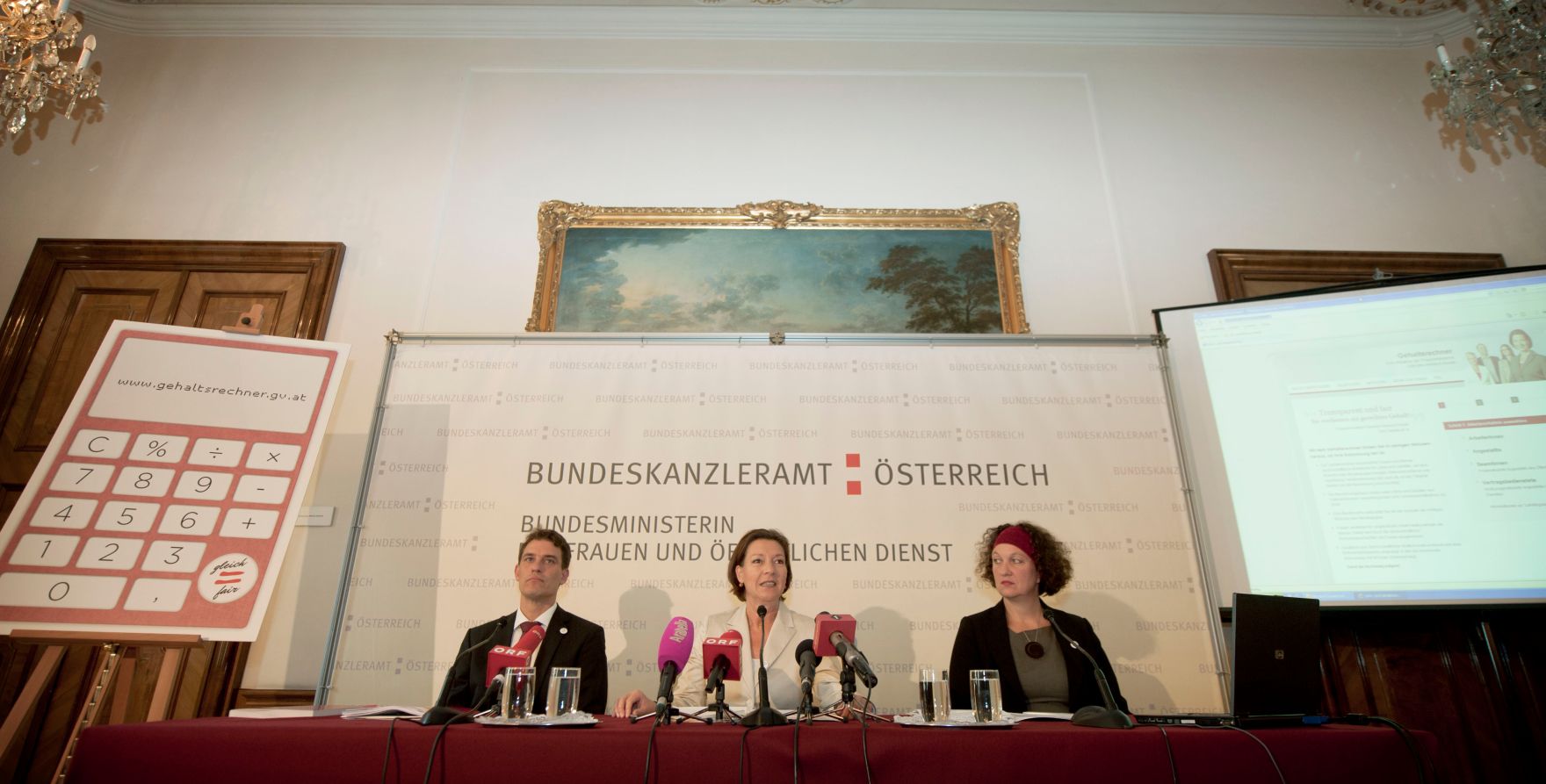 Am 3. Oktober 2011 pr&auml;sentierte die Frauenministerin Gabriele Heinisch Hosek (m.) gemeinsam mit Heidemarie M&uuml;ller-Riedlhuber, 3s Unternehmensberatung (r.) und Konrad Pesendorfer, Statistik Austria (l.) den neuen Online-Gehaltsrechner.