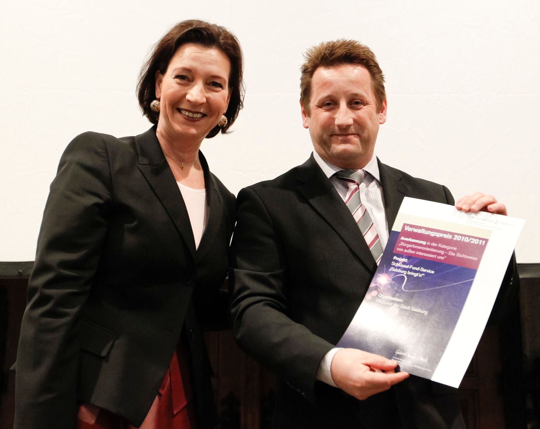 Am 28. M&auml;rz 2011 &uuml;bergab die Bundesministerin f&uuml;r den &ouml;ffentlichen Dienst, Gabriele Heinisch-Hosek (l.) die Verwaltungspreise 2010/2011 im Wiener Rathaus. Anerkennung f&uuml;r das Projekt "Schl&uuml;ssel-Fund-Service Salzburg bringt's" (Magistrat Stadt Salzburg).