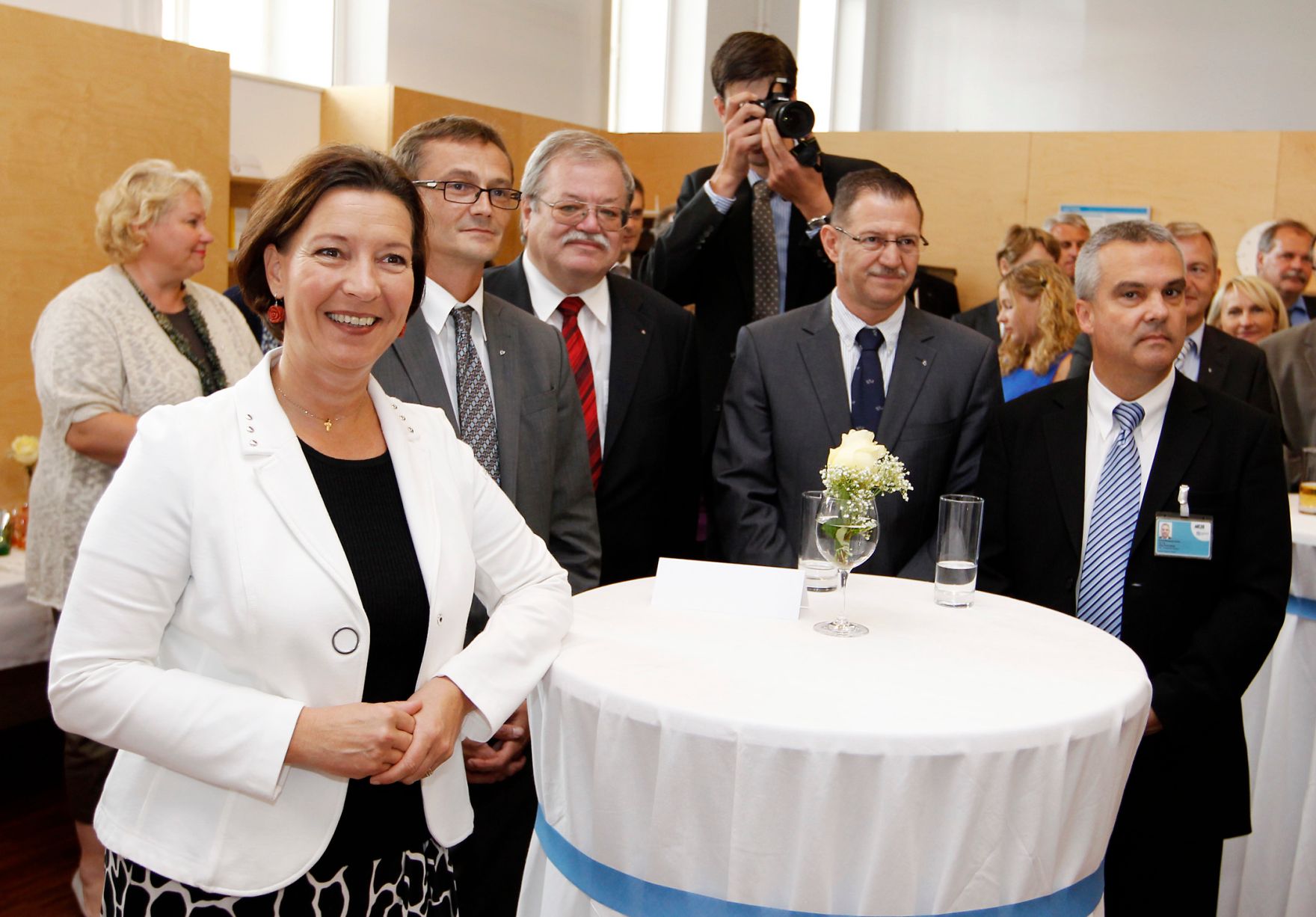 Am 14. September 2011 &uuml;bergab die Krankenhausmanagement und Betriebsf&uuml;hrungsges.m.b.H. (VAMED-KMB) den Einkommensbericht nach &sect; 11a Gleichbehandlungsgesetz an Frauenministerin Gabriele Heinisch-Hosek.