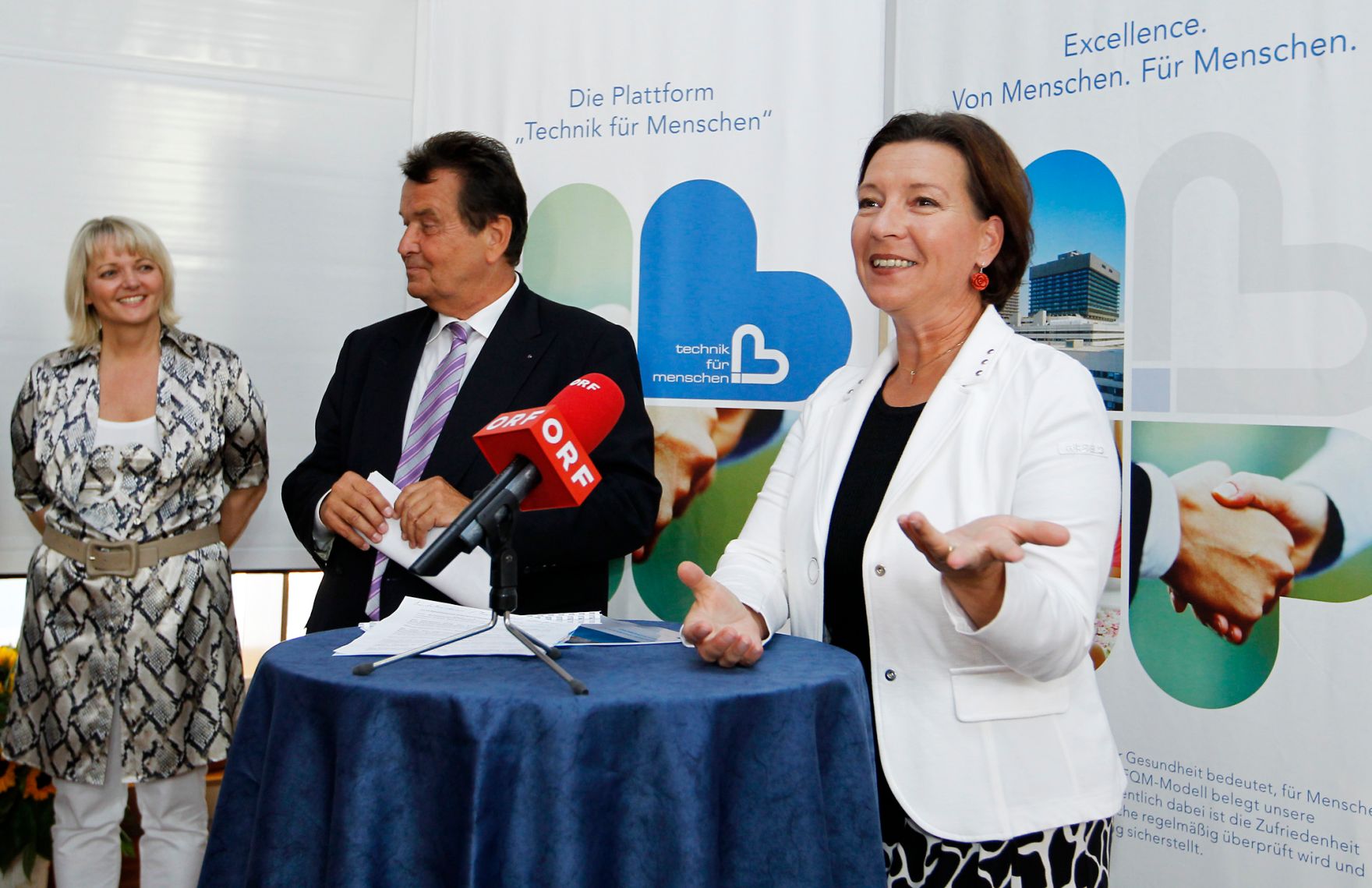 Am 14. September 2011 &uuml;bergab die Krankenhausmanagement und Betriebsf&uuml;hrungsges.m.b.H. (VAMED-KMB) den Einkommensbericht nach &sect; 11a Gleichbehandlungsgesetz an Frauenministerin Gabriele Heinisch-Hosek.