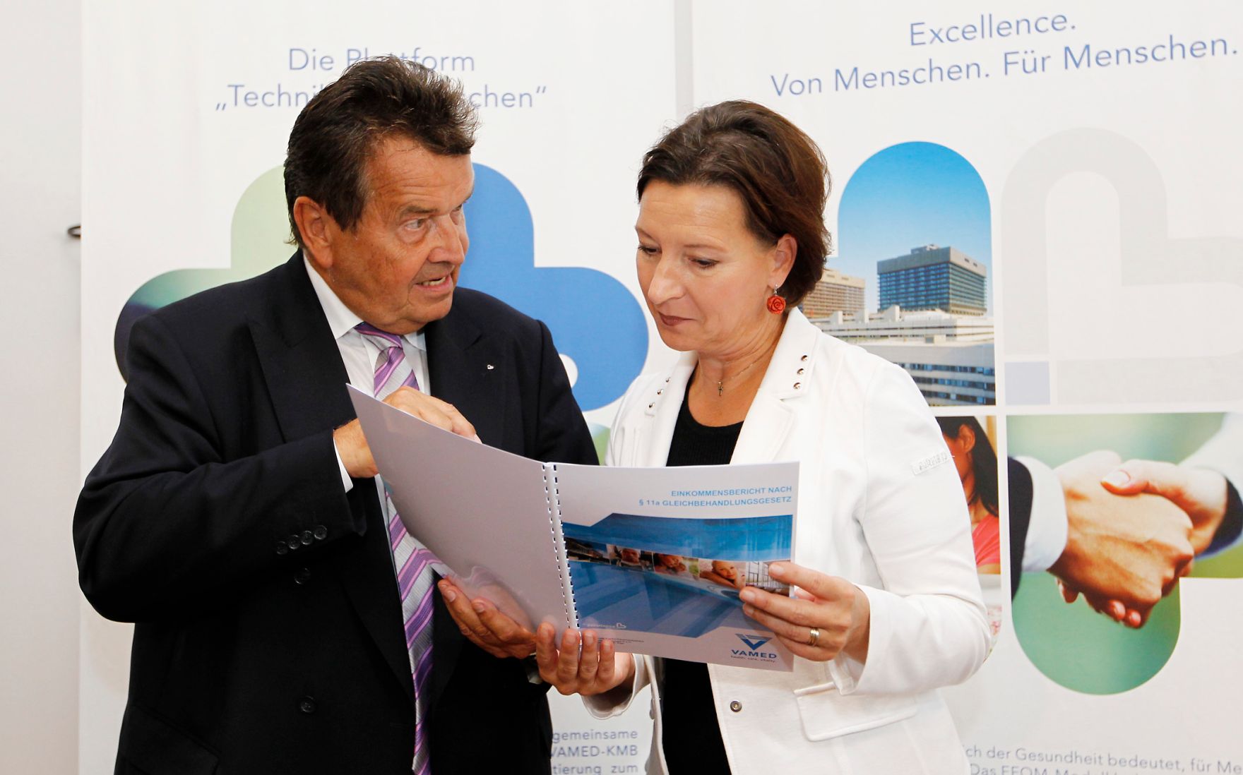 Am 14. September 2011 &uuml;bergab die Krankenhausmanagement und Betriebsf&uuml;hrungsges.m.b.H. (VAMED-KMB) den Einkommensbericht nach &sect; 11a Gleichbehandlungsgesetz an Frauenministerin Gabriele Heinisch-Hosek.