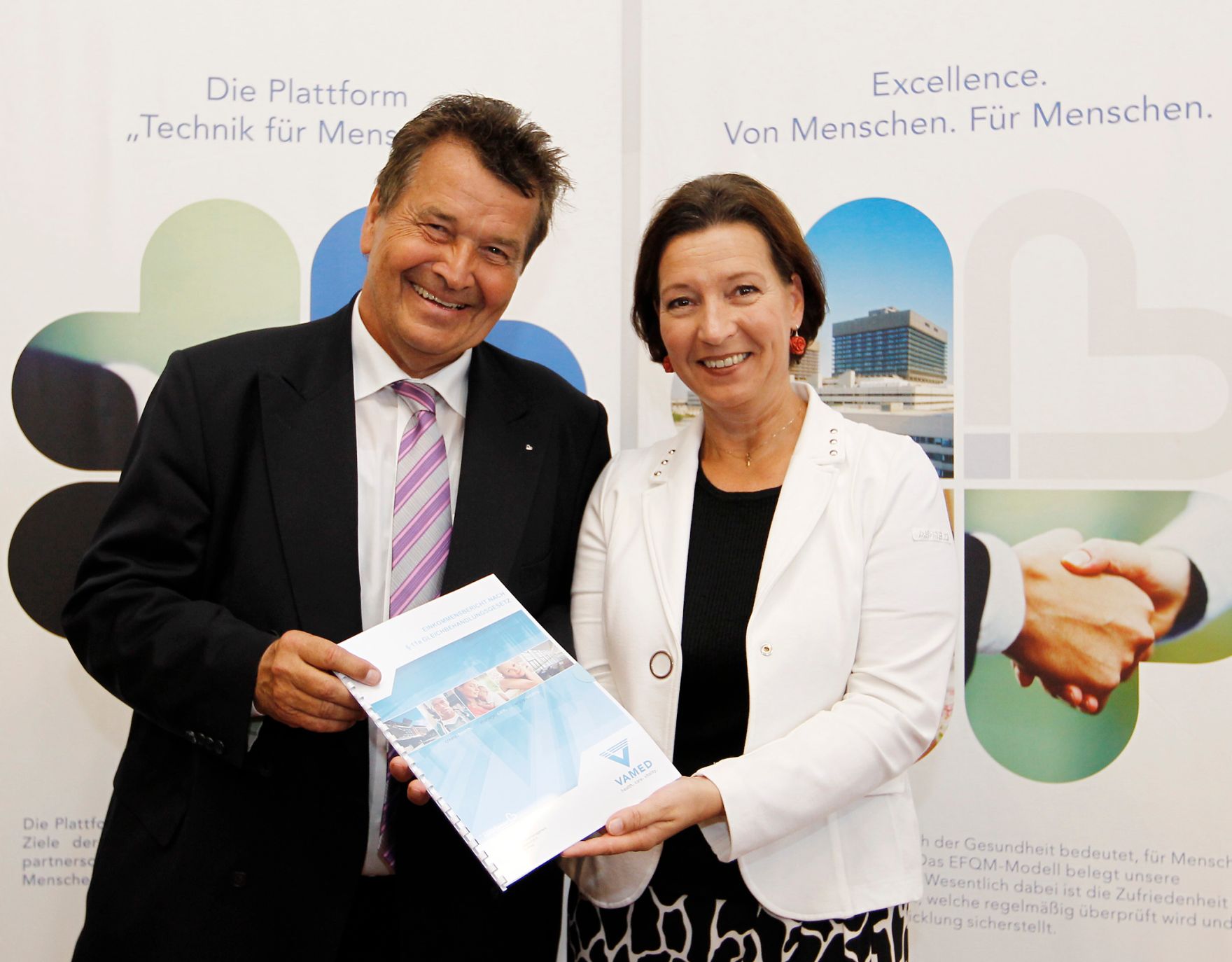 Am 14. September 2011 &uuml;bergab die Krankenhausmanagement und Betriebsf&uuml;hrungsges.m.b.H. (VAMED-KMB) den Einkommensbericht nach &sect; 11a Gleichbehandlungsgesetz an Frauenministerin Gabriele Heinisch-Hosek.