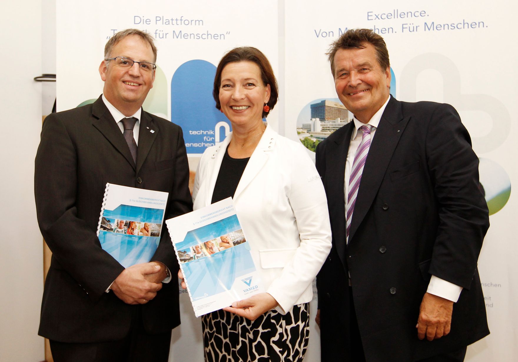 Am 14. September 2011 &uuml;bergab die Krankenhausmanagement und Betriebsf&uuml;hrungsges.m.b.H. (VAMED-KMB) den Einkommensbericht nach &sect; 11a Gleichbehandlungsgesetz an Frauenministerin Gabriele Heinisch-Hosek.