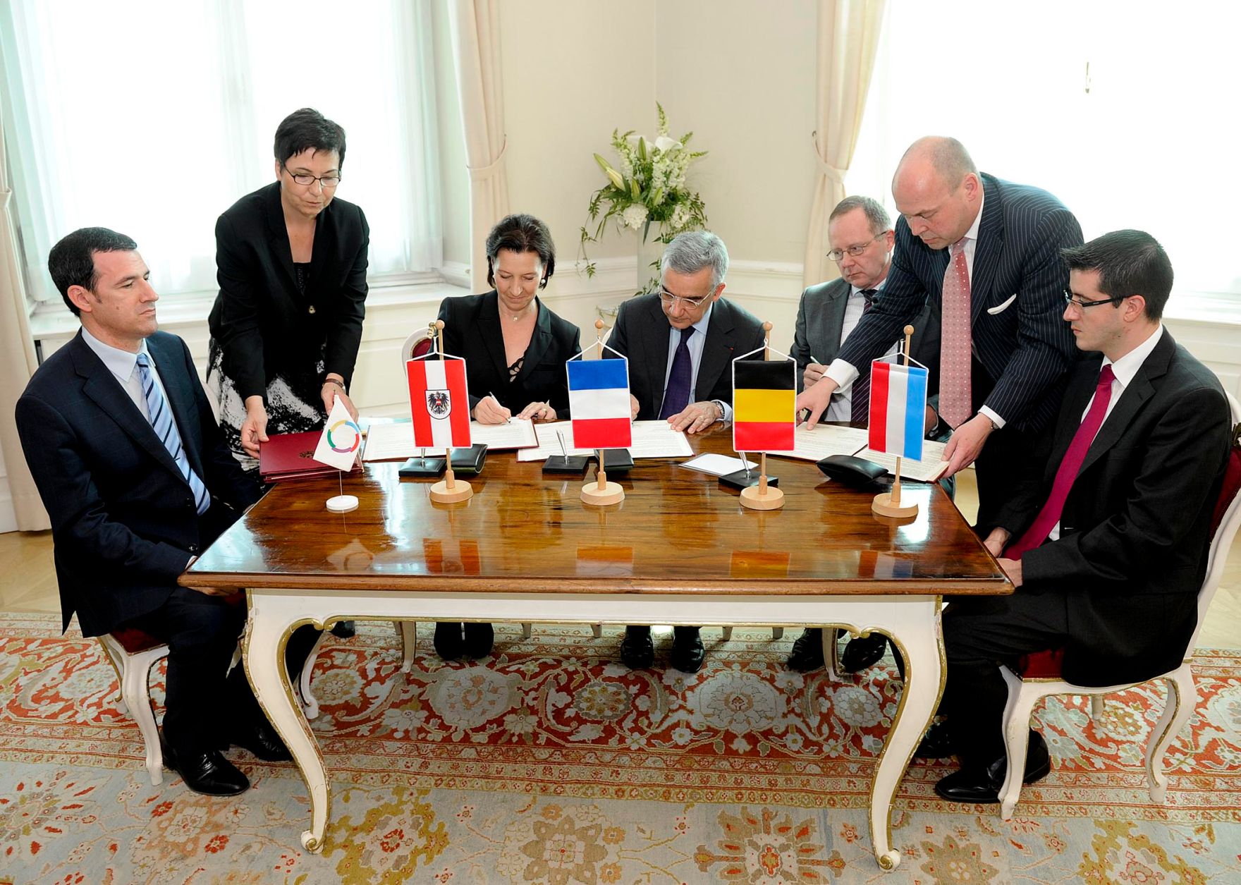 Am 7. Juni 2011, Bundesministerin Gabriele Heinisch-Hosek bei der Vertragsunterzeichnung Francophonie. Im Bild (v.l.n.r.) Stephane Lopez (Vertreter der Organisation International de la Francophonie, Paris), Karin Oberegelsbacher (Verwaltungsakademie des Bundes), stehend Bundesministerin Gabriele Heinisch-Hosek, Philippe Carr&eacute; (Franz&ouml;sischer Botschafter in Wien), Bart Coessens (Gesch&auml;ftstr&auml;ger der Belgischen Botschaft in Wien), Klaus Hartmann (Leiter der Verwaltungsakademie des Bundes), stehend Francois Berg (Erster Botschaftssekret&auml;r der Luxemburgischen Botschaft).