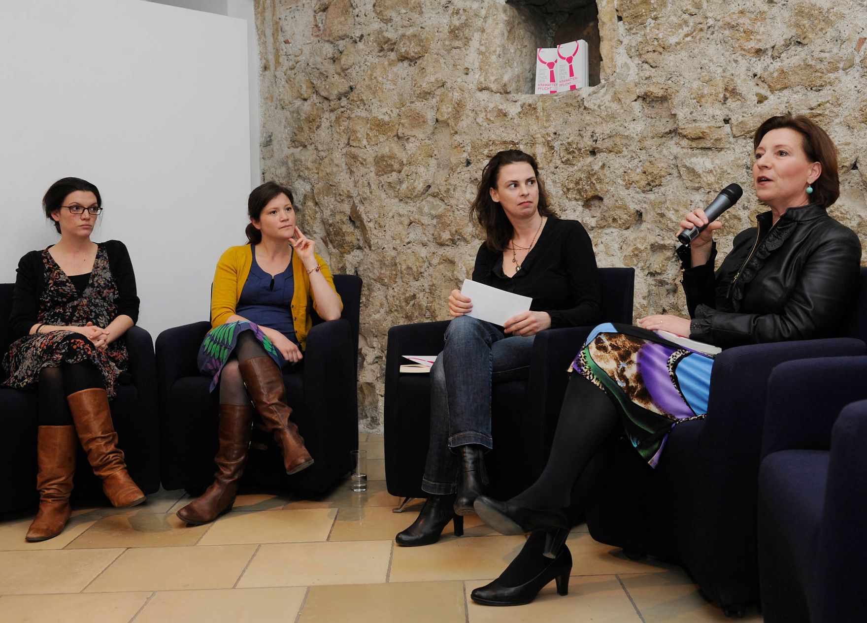 Am 20. M&auml;rz 2012 Buchpr&auml;sentation "Das Ende der Krawattenpflicht" Bundesministerin Gabriele Heinisch- Hosek.