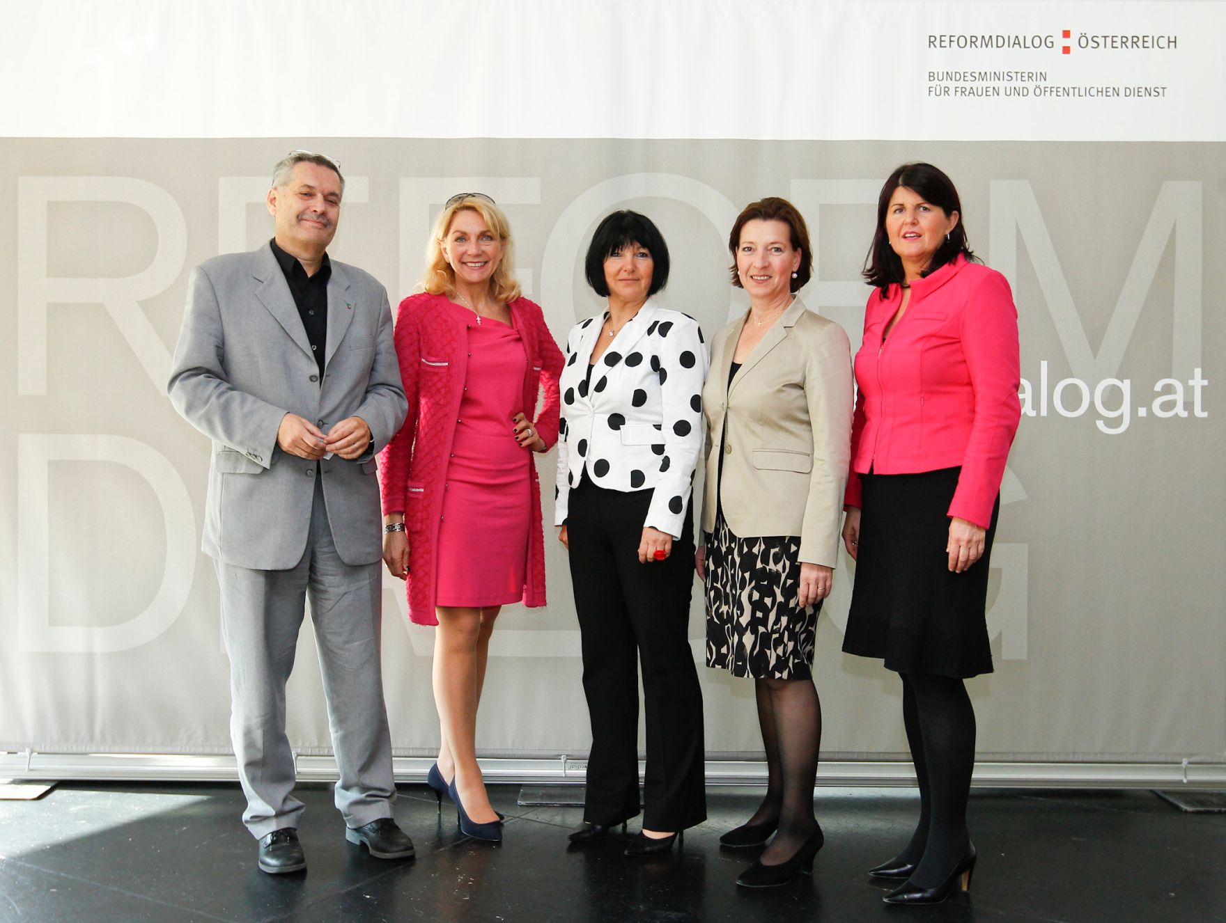 Am 26. M&auml;rz 2012 "1. Dialogforum des Reformdialogs &Ouml;sterreich, Salzburg" v.l.n.r. Walter Pfeil (Beiratsmitglied), Gudrun Hock (Beiratsmitglied), Sektionschefin Angelika Flatz, Bundesministerin Gabriele Heinisch-Hosek, Landeshauptfrau Gabi Burgstaller.