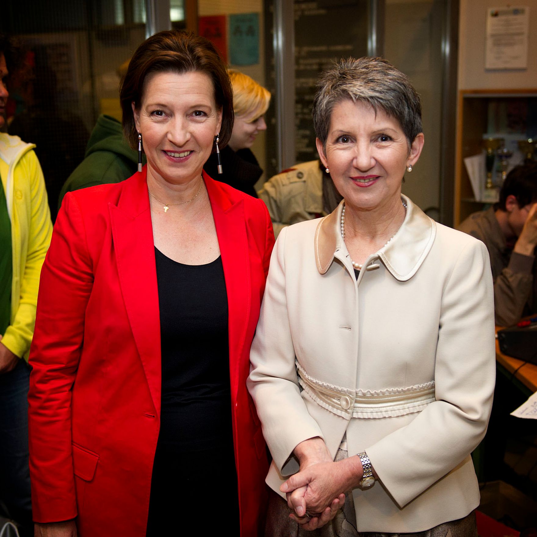Am 5. Juni 2012 nahm Frauenministerin Gabriele Heinisch-Hosek (l.) am "Fest f&uuml;r Johanna" - Benennungsfest auf dem Johanna-Dohnal-Platz, teil. Im Bild mit Nationalratspr&auml;sidentin Barbara Prammer (r.).