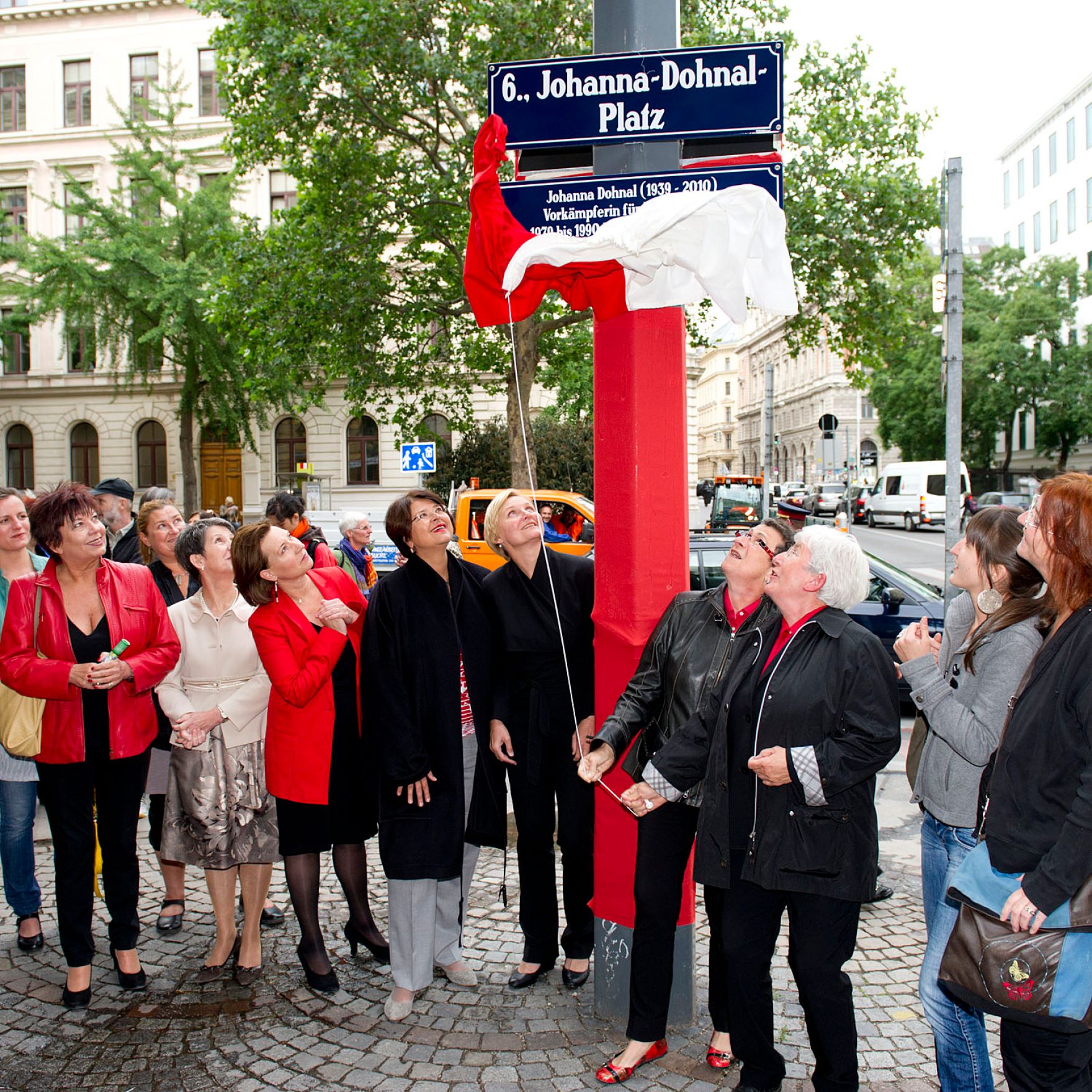 Am 5. Juni 2012 nahm Frauenministerin Gabriele Heinisch-Hosek am "Fest f&uuml;r Johanna" - Benennungsfest auf dem Johanna-Dohnal-Platz, teil.