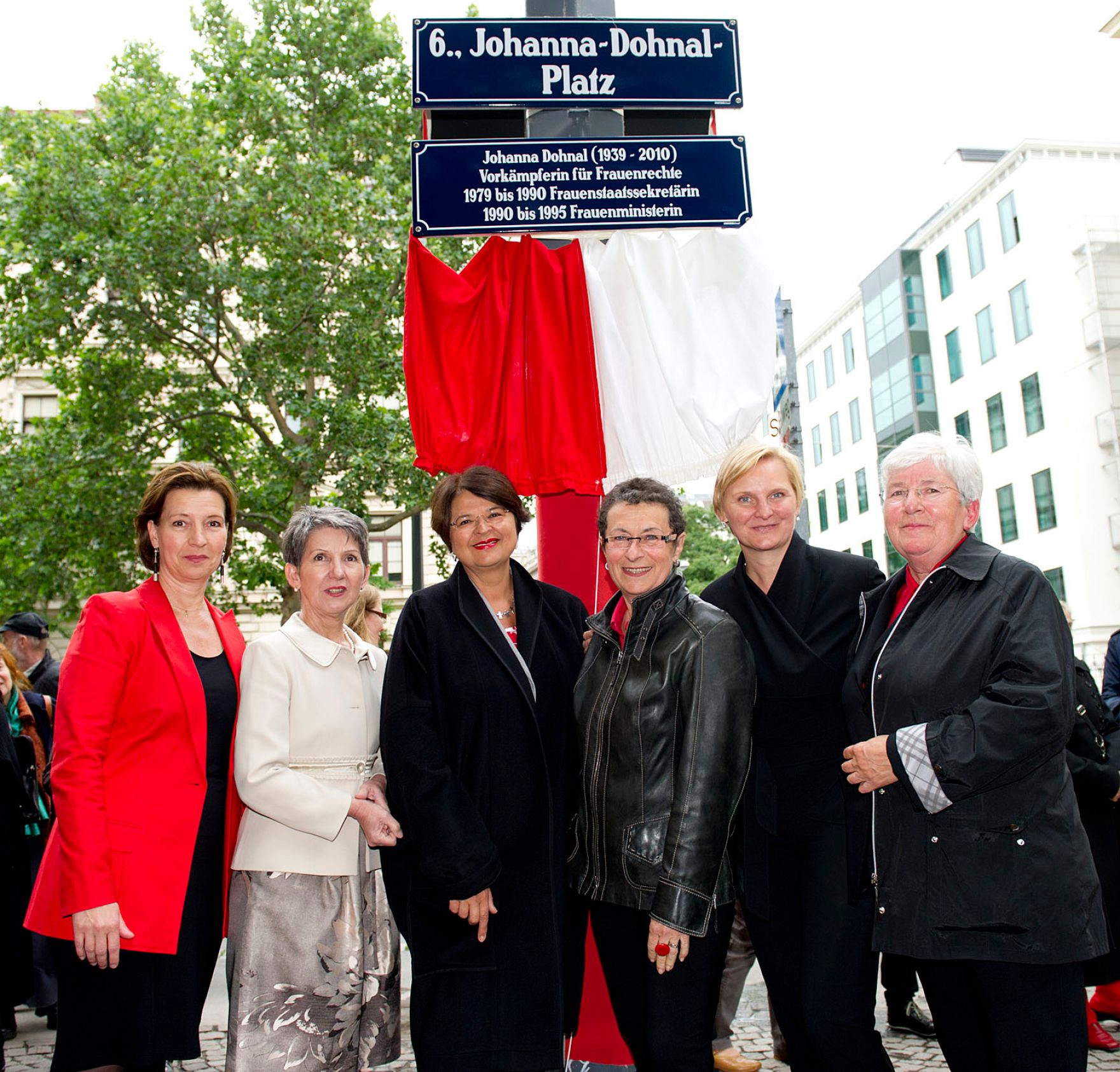 Am 5. Juni 2012 nahm Frauenministerin Gabriele Heinisch-Hosek am "Fest f&uuml;r Johanna" - Benennungsfest auf dem Johanna-Dohnal-Platz, teil.