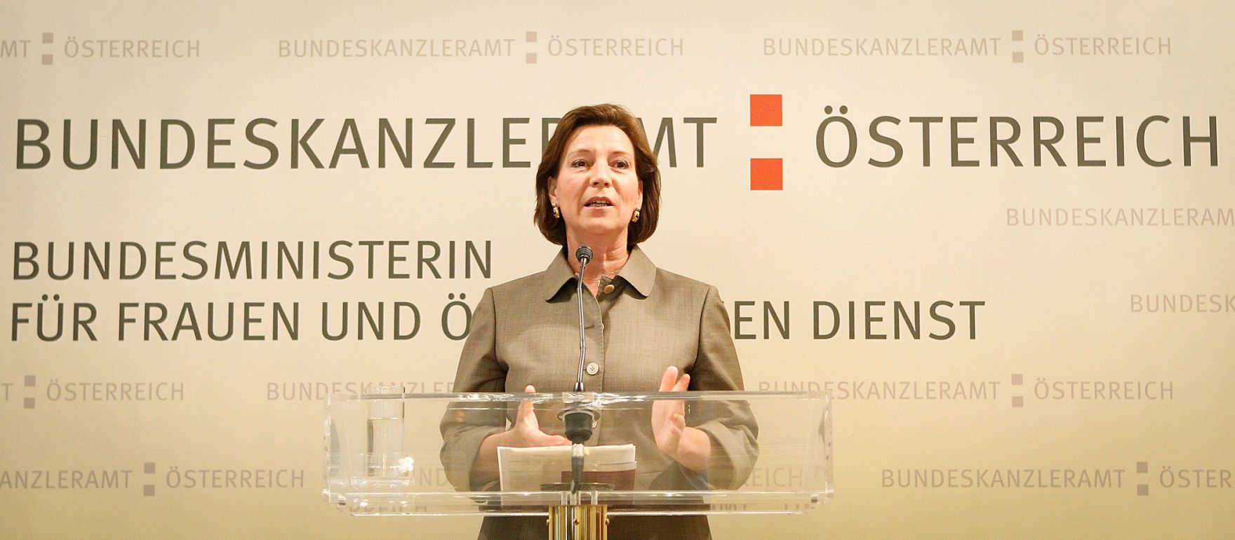 Am 12. Juni 2012 lud Frauenministerin Gabriele Heinisch-Hosek zur Verleihung des Johanna-Dohnal Preises 2012 ins Bundeskanzleramt.
