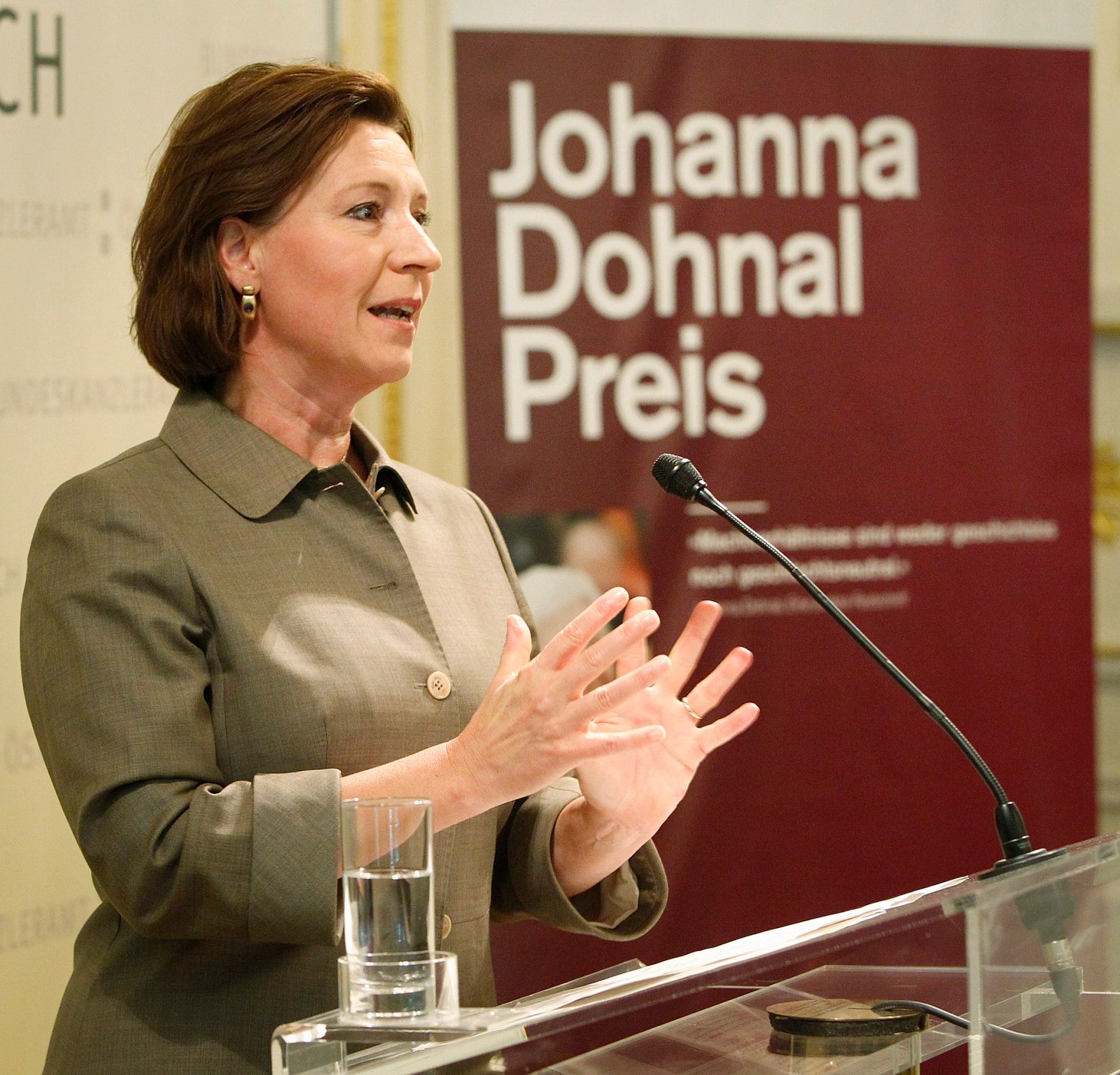 Am 12. Juni 2012 lud Frauenministerin Gabriele Heinisch-Hosek zur Verleihung des Johanna-Dohnal Preises 2012 ins Bundeskanzleramt.