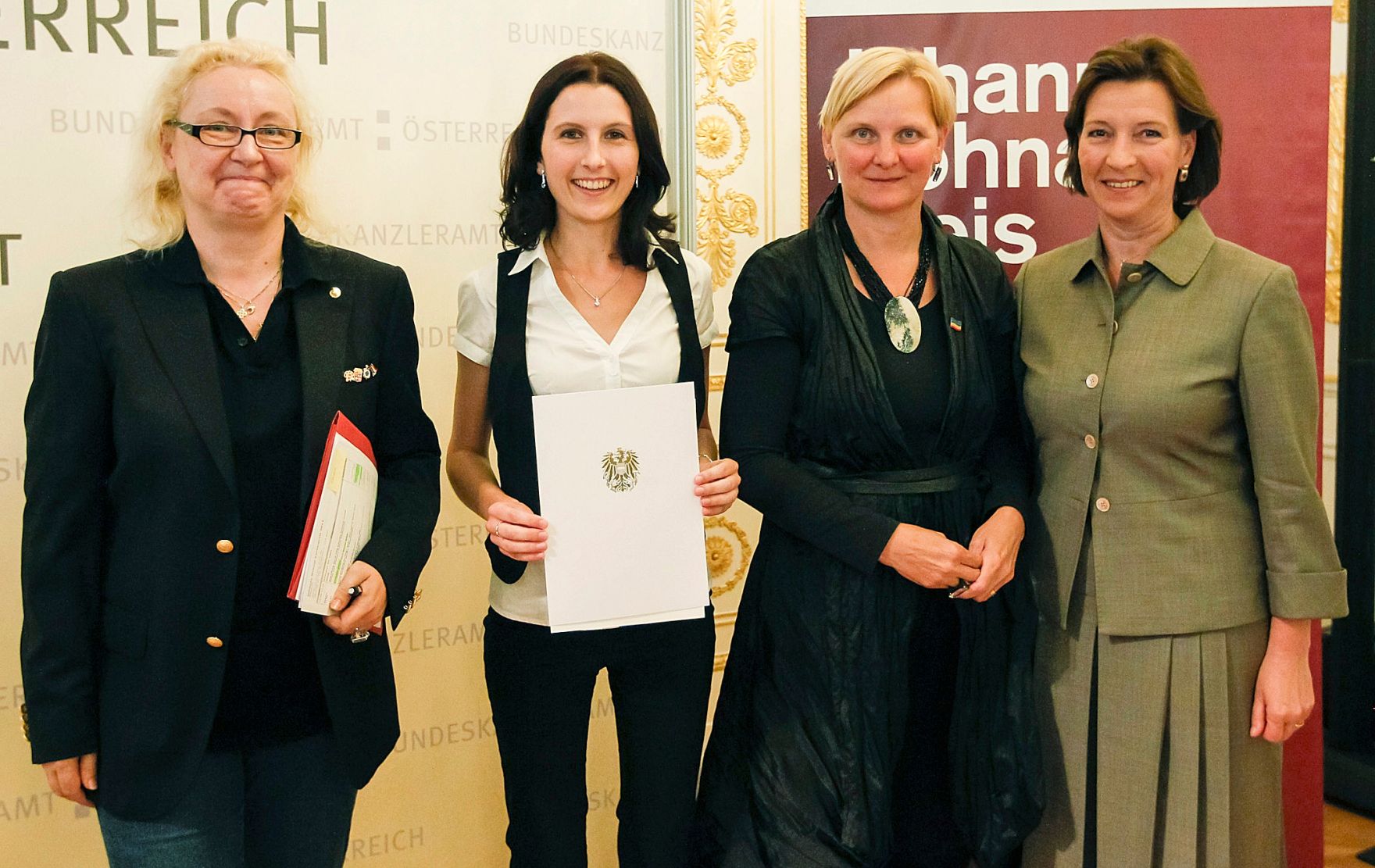 Am 12. Juni 2012 lud die Frauenministerin zur Verleihung des Johanna-Dohnal Preises 2012 ins Bundeskanzleramt. Im Bild (v.l.n.r.) Jurymitglied Marion Elias, F&ouml;rderpreistr&auml;gerin Astrid Ebner-Zarl, Frauenstadtr&auml;tin Sandra Frauenberger und Frauenministerin Gabriele Heinisch-Hosek.