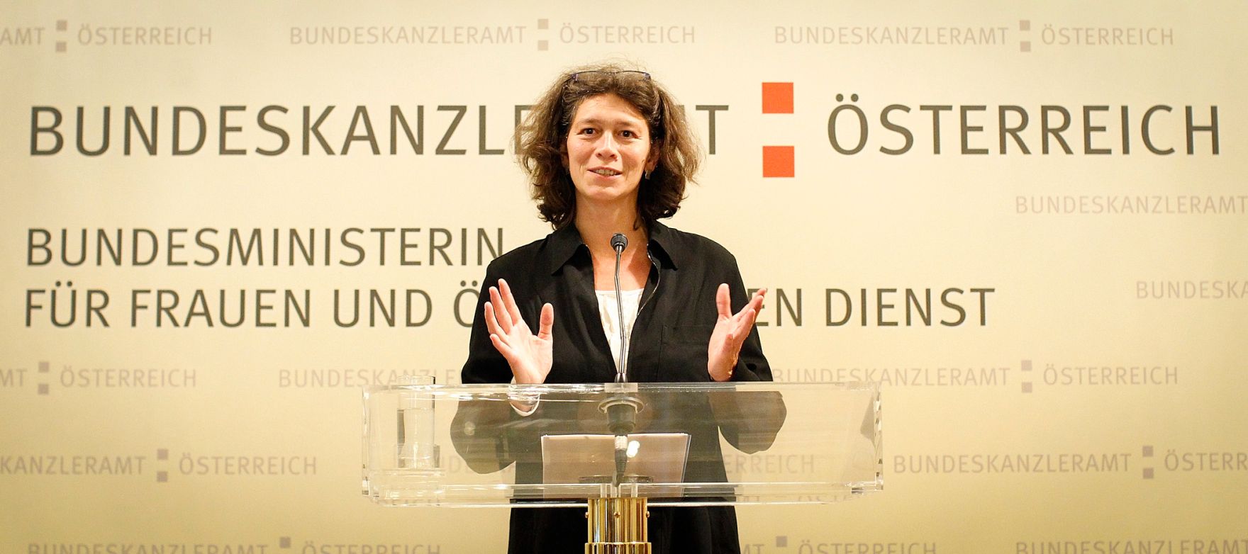 Am 12. Juni 2012 lud Frauenministerin Gabriele Heinisch-Hosek zur Verleihung des Johanna-Dohnal Preises 2012 ins Bundeskanzleramt. Im Bild Jurymitglieder Brigitte Ratzer.