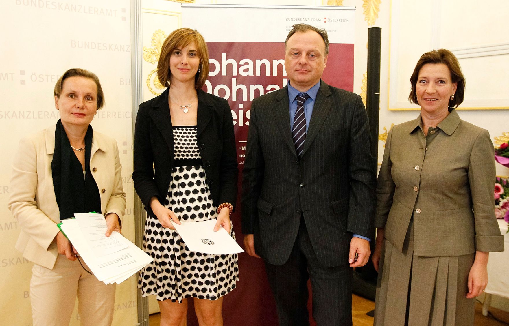 Am 12. Juni 2012 lud die Frauenministerin zur Verleihung des Johanna-Dohnal Preises 2012 ins Bundeskanzleramt. Im Bild (v.l.n.r.) Jurymitglied Maria Mesner, F&ouml;rderpreistr&auml;gerin Christine Gasser-Schuchter, Personalchef der Division voestalpine Edelstahl GmbH Reinhard Retzl und Frauenministerin Gabriele Heinisch-Hosek.