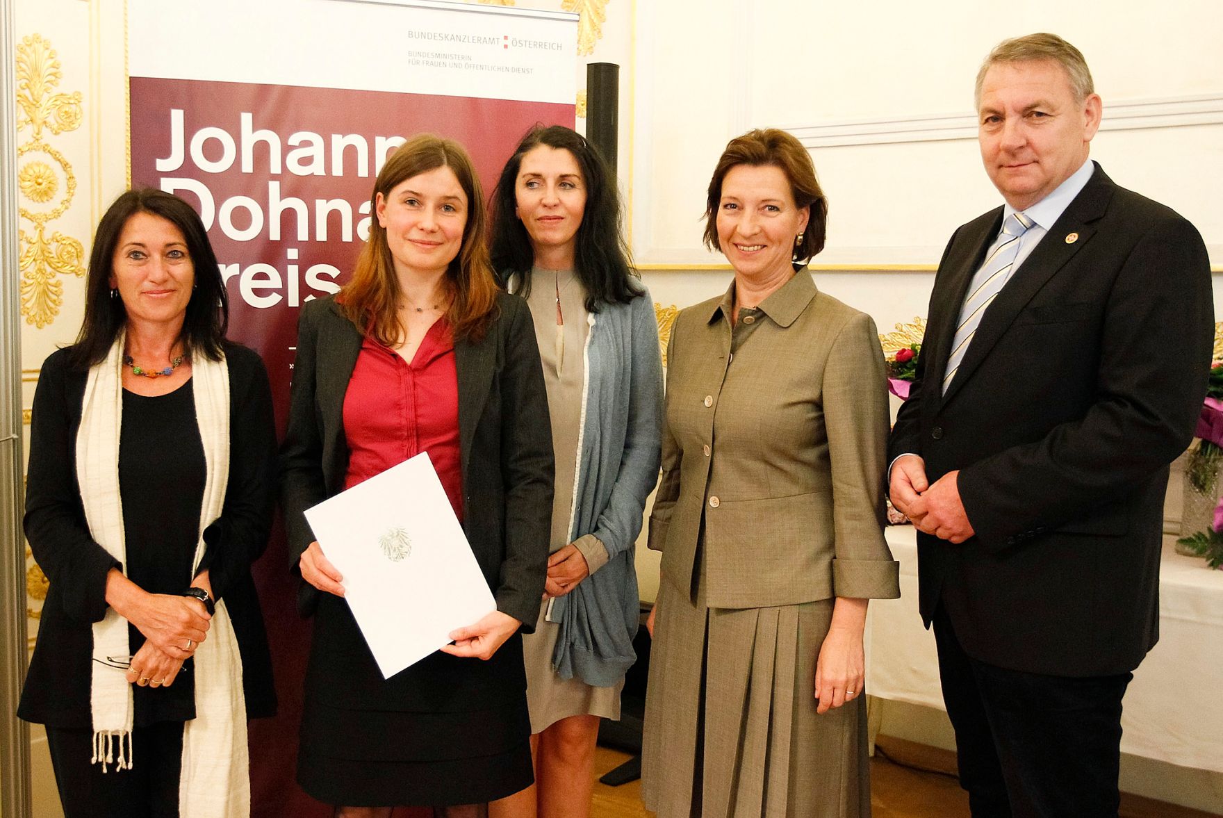 Am 12. Juni 2012 lud die Frauenministerin zur Verleihung des Johanna-Dohnal Preises 2012 ins Bundeskanzleramt. Im Bild Jurymitglied Gabriella Hauch (l.), Stipendiumpreistr&auml;gerin Jessica Richter (2.v.l.), Frauenministerin Gabriele Heinisch-Hosek (2.v.r.) und Bundessekret&auml;r des Arbeitersamariterbundes Reinhard Hundsm&uuml;ller (r.).