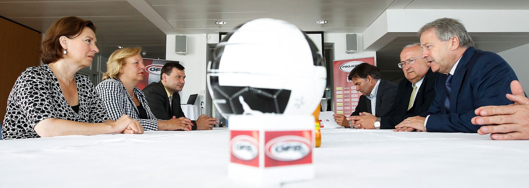 Am 21. Juni 2012 besuchte Frauenministerin Gabriele Heinisch-Hosek das Nationale Zentrum f&uuml;r Frauenfu&szlig;ball in St. P&ouml;lten.