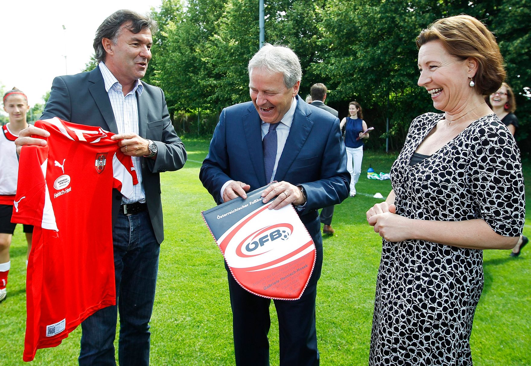 Am 21. Juni 2012 besuchte Frauenministerin Gabriele Heinisch-Hosek das Nationale Zentrum f&uuml;r Frauenfu&szlig;ball in St. P&ouml;lten. &Ouml;FB Pr&auml;sident Leopold Windtner (r.) und Willibald Ruttensteiner (l.).