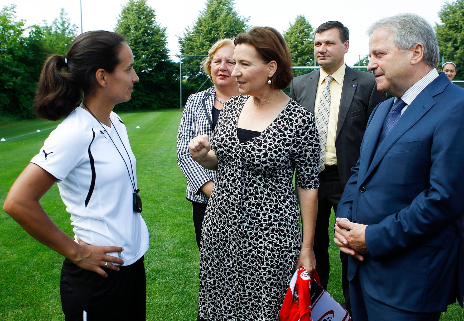Am 21. Juni 2012 besuchte Frauenministerin Gabriele Heinisch-Hosek das Nationale Zentrum f&uuml;r Frauenfu&szlig;ball in St. P&ouml;lten.