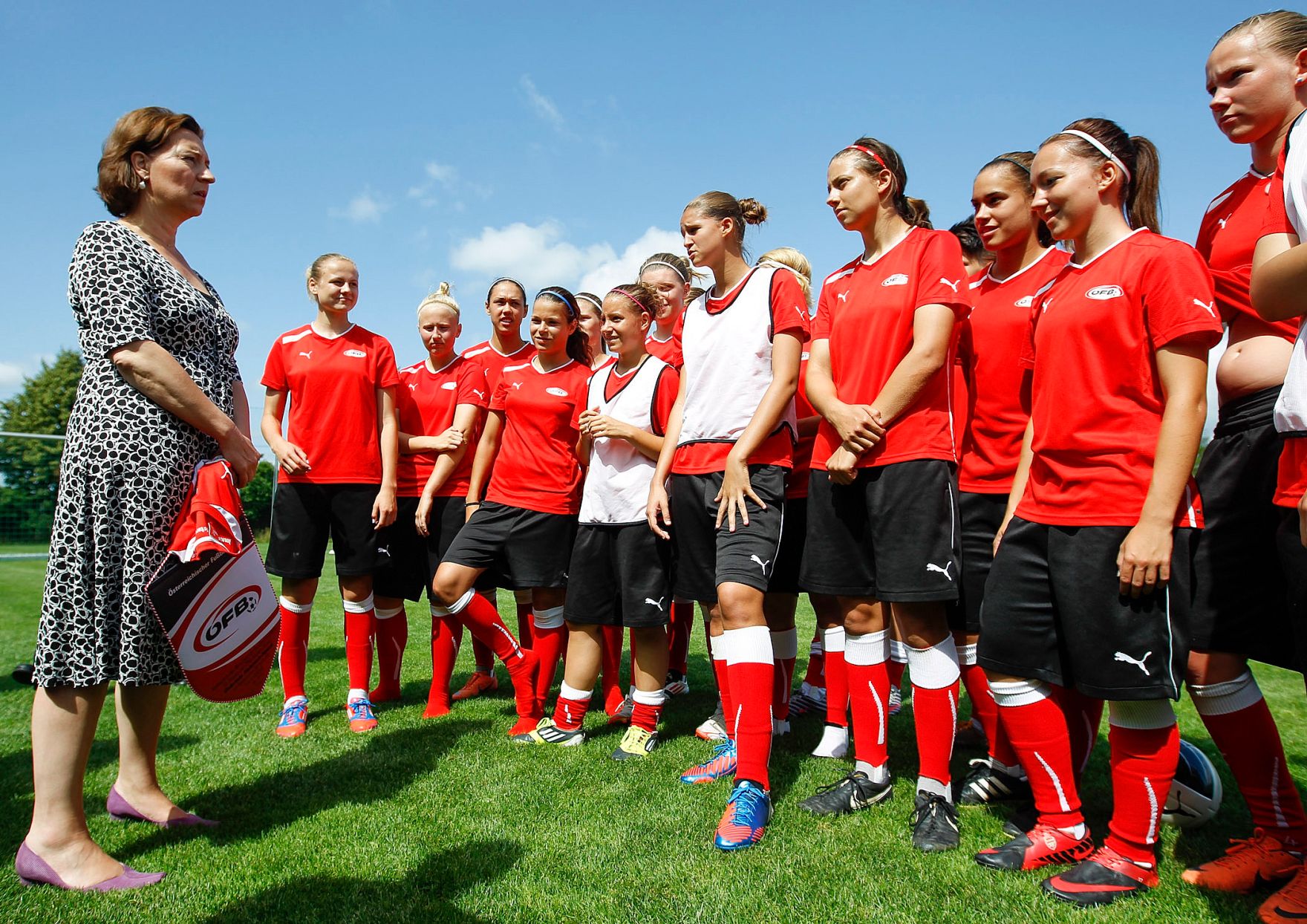 Am 21. Juni 2012 besuchte Frauenministerin Gabriele Heinisch-Hosek das Nationale Zentrum f&uuml;r Frauenfu&szlig;ball in St. P&ouml;lten.