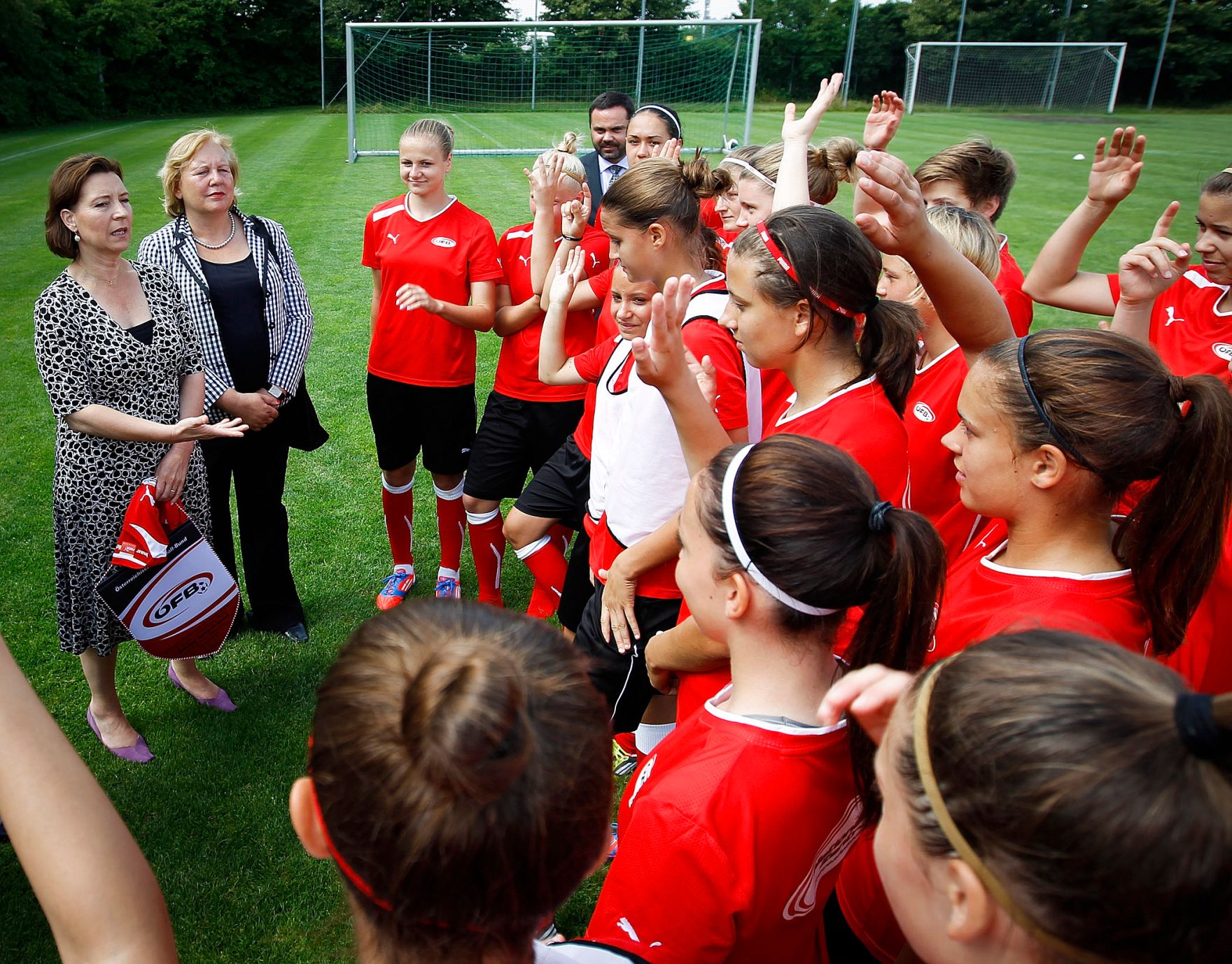 Am 21. Juni 2012 besuchte Frauenministerin Gabriele Heinisch-Hosek das Nationale Zentrum f&uuml;r Frauenfu&szlig;ball in St. P&ouml;lten.