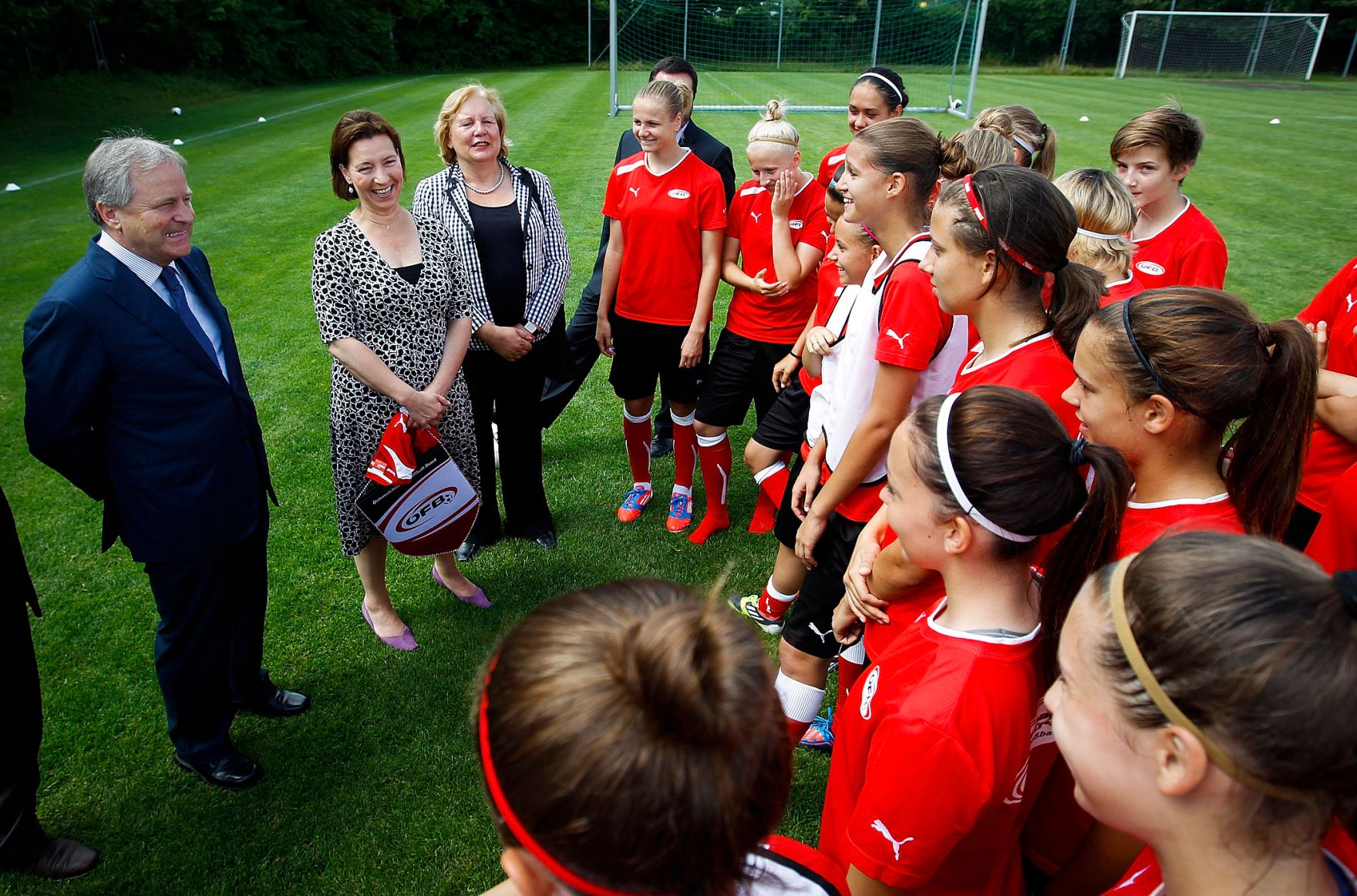 Am 21. Juni 2012 besuchte Frauenministerin Gabriele Heinisch-Hosek das Nationale Zentrum f&uuml;r Frauenfu&szlig;ball in St. P&ouml;lten.