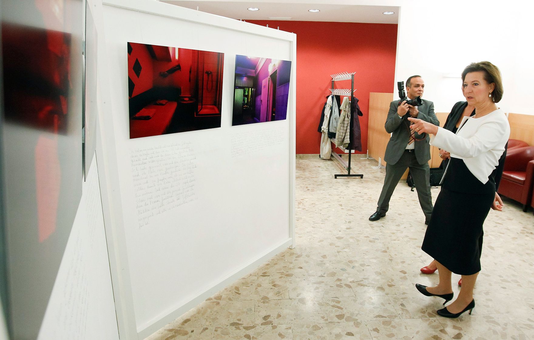 Am 5. Oktober 2012 hielt Frauenministerin Gabriele Heinisch-Hosek (r.) eine Festansprache bei der Veranstaltung "Gemeinsam gegen Menschenhandel" in der Diplomatischen Akademie Wien.