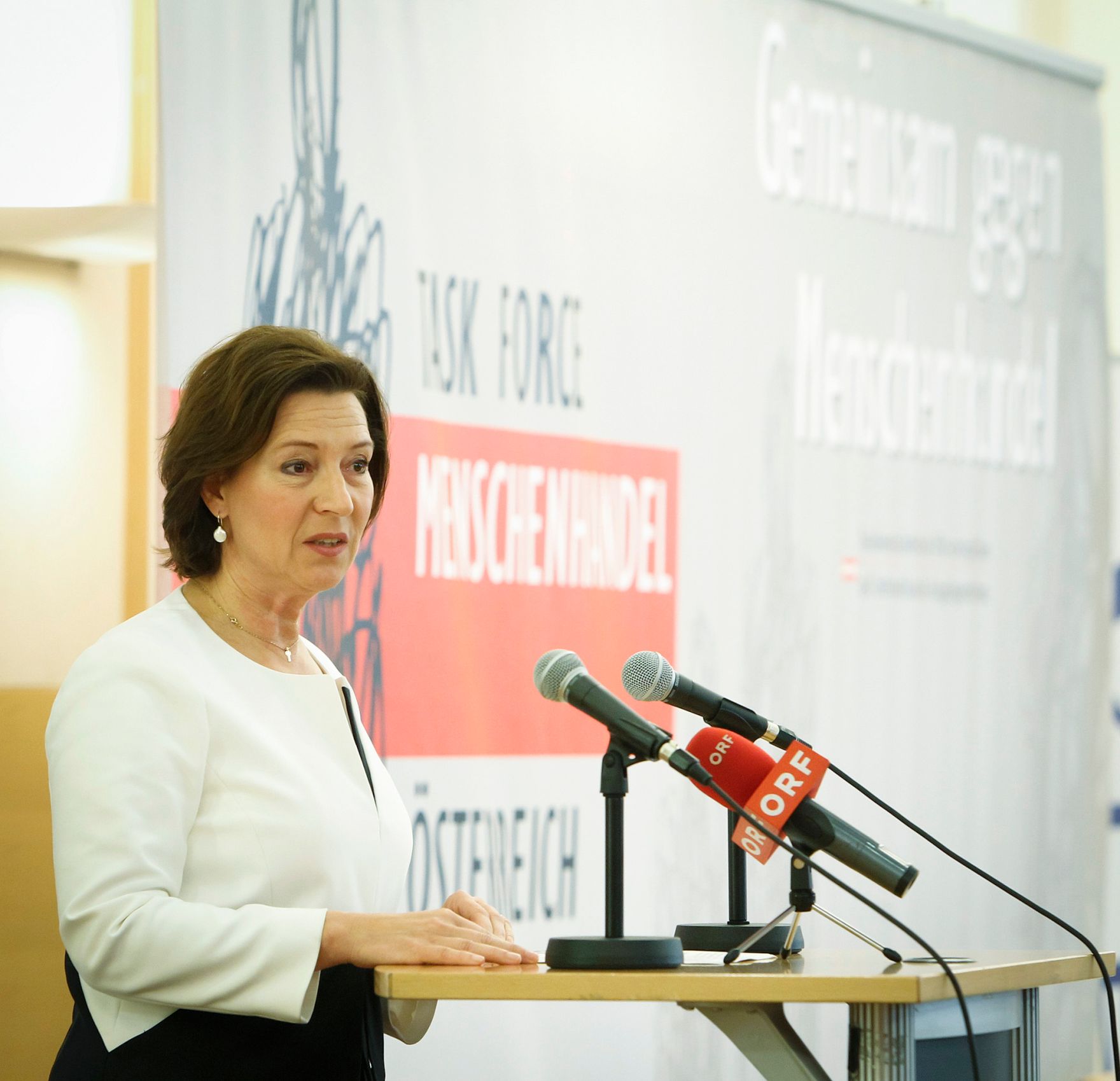 Am 5. Oktober 2012 hielt Frauenministerin Gabriele Heinisch-Hosek (im Bild) eine Festansprache bei der Veranstaltung "Gemeinsam gegen Menschenhandel" in der Diplomatischen Akademie Wien.