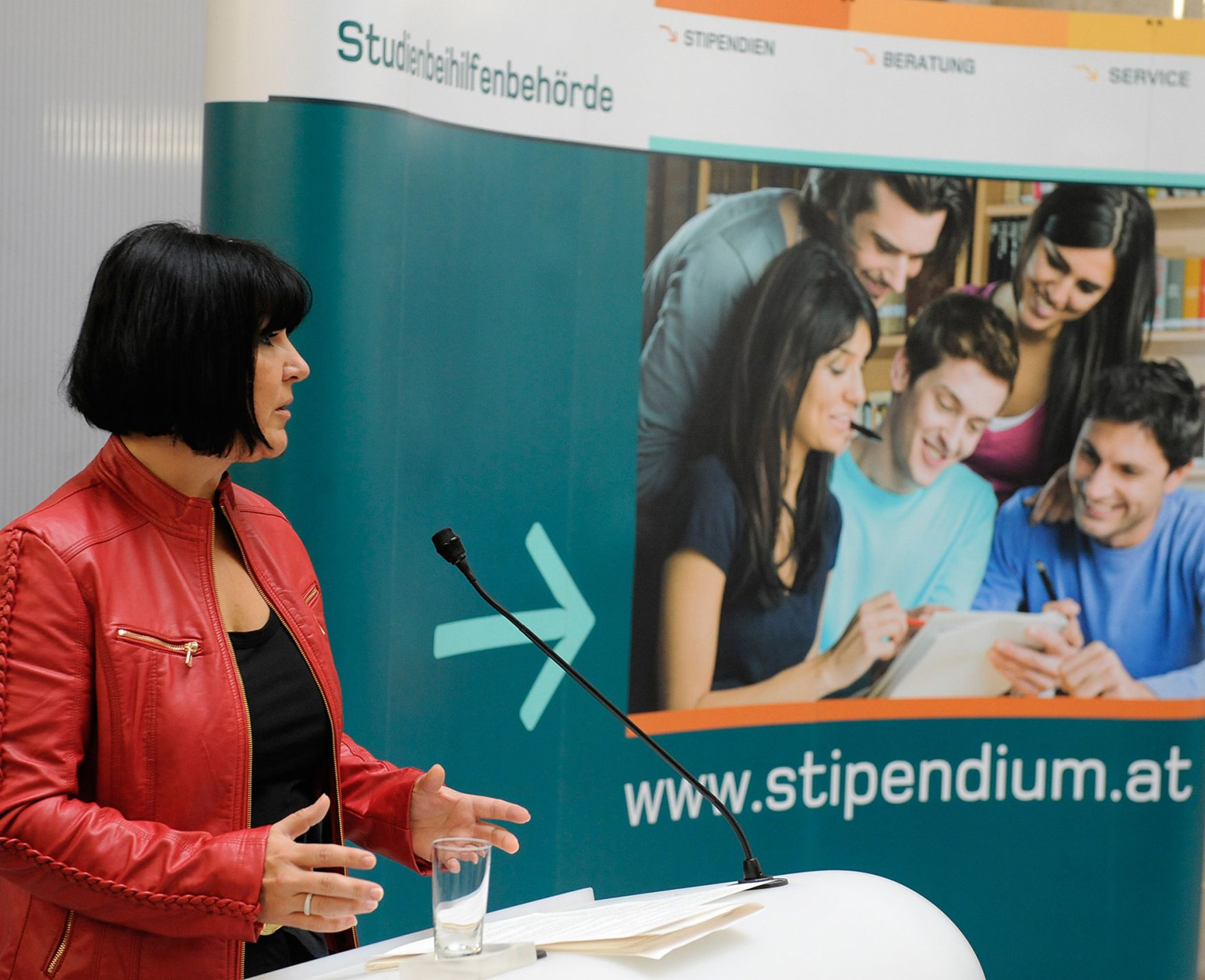 Am 10. Oktober 2012 &uuml;bergab Bundeskanzleramt-Sektionschefin Angelika Flatz (im Bild) das CAF-G&uuml;tesiegel an die Studienbeihilfenbeh&ouml;rde.