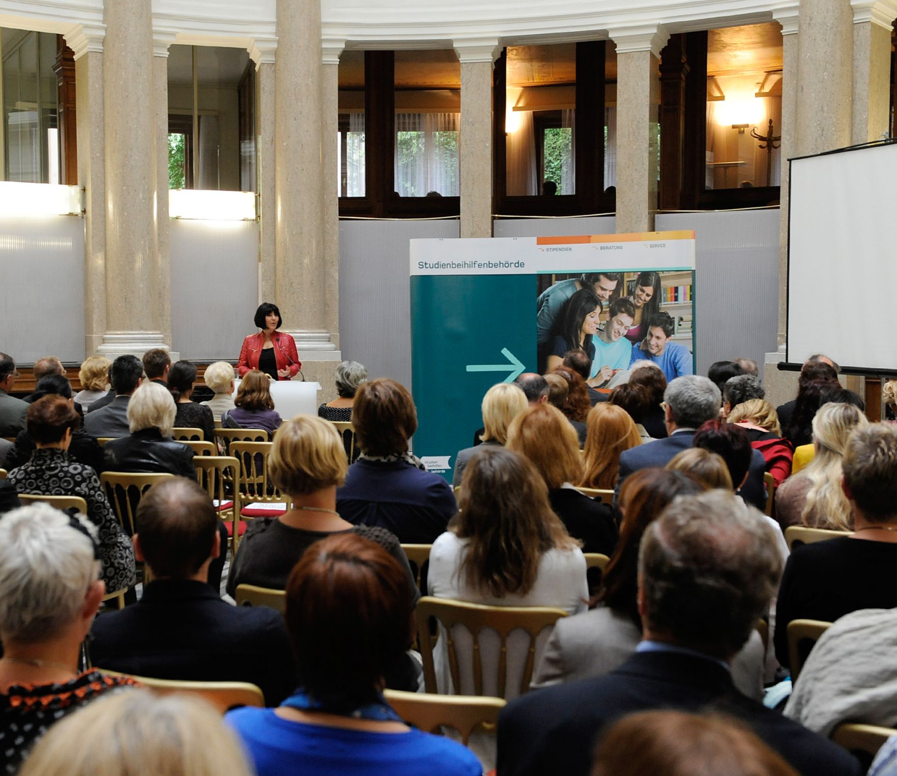 Am 10. Oktober 2012 &uuml;bergab Bundeskanzleramt-Sektionschefin Angelika Flatz (im Bild) das CAF-G&uuml;tesiegel an die Studienbeihilfenbeh&ouml;rde.