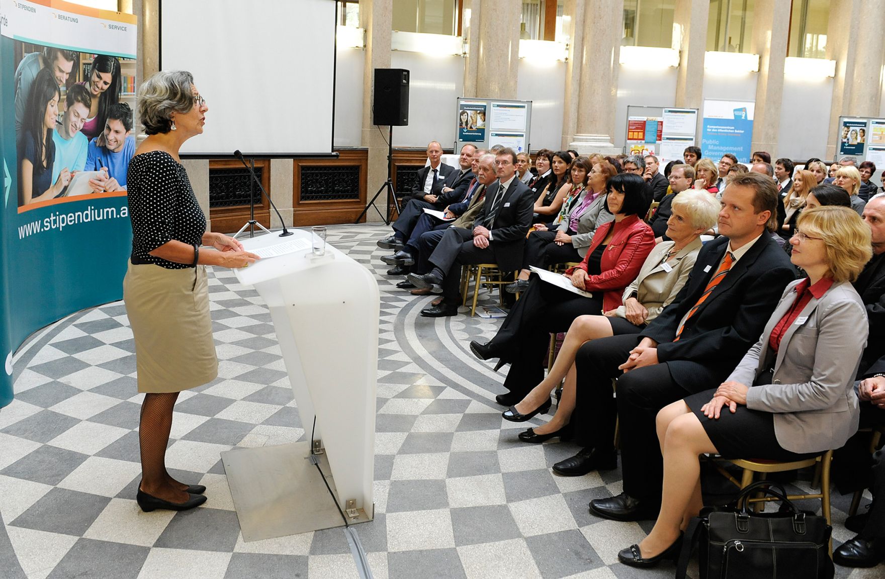 Am 10. Oktober 2012 &uuml;bergab Bundeskanzleramt-Sektionschefin Angelika Flatz das CAF-G&uuml;tesiegel an die Studienbeihilfenbeh&ouml;rde. Im Bild Elisabeth Freismuth (l.), Sektionschefin im Bundesministerium f&uuml;r Wissenschaft und Forschung.